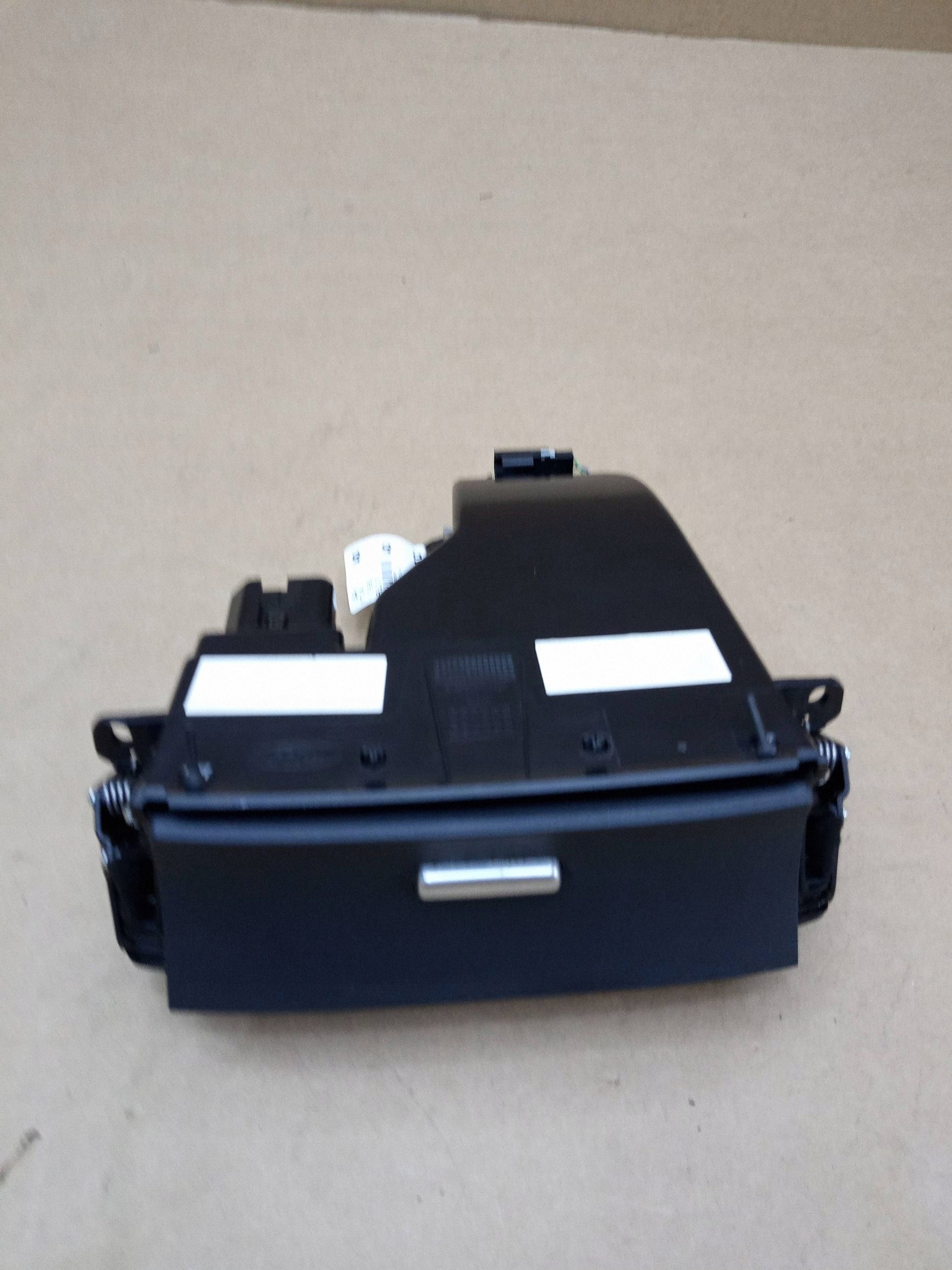 Tuhkakuppi Ford S-Max MK2 USB 12V Pistorasia OEM EM2BR044C16B