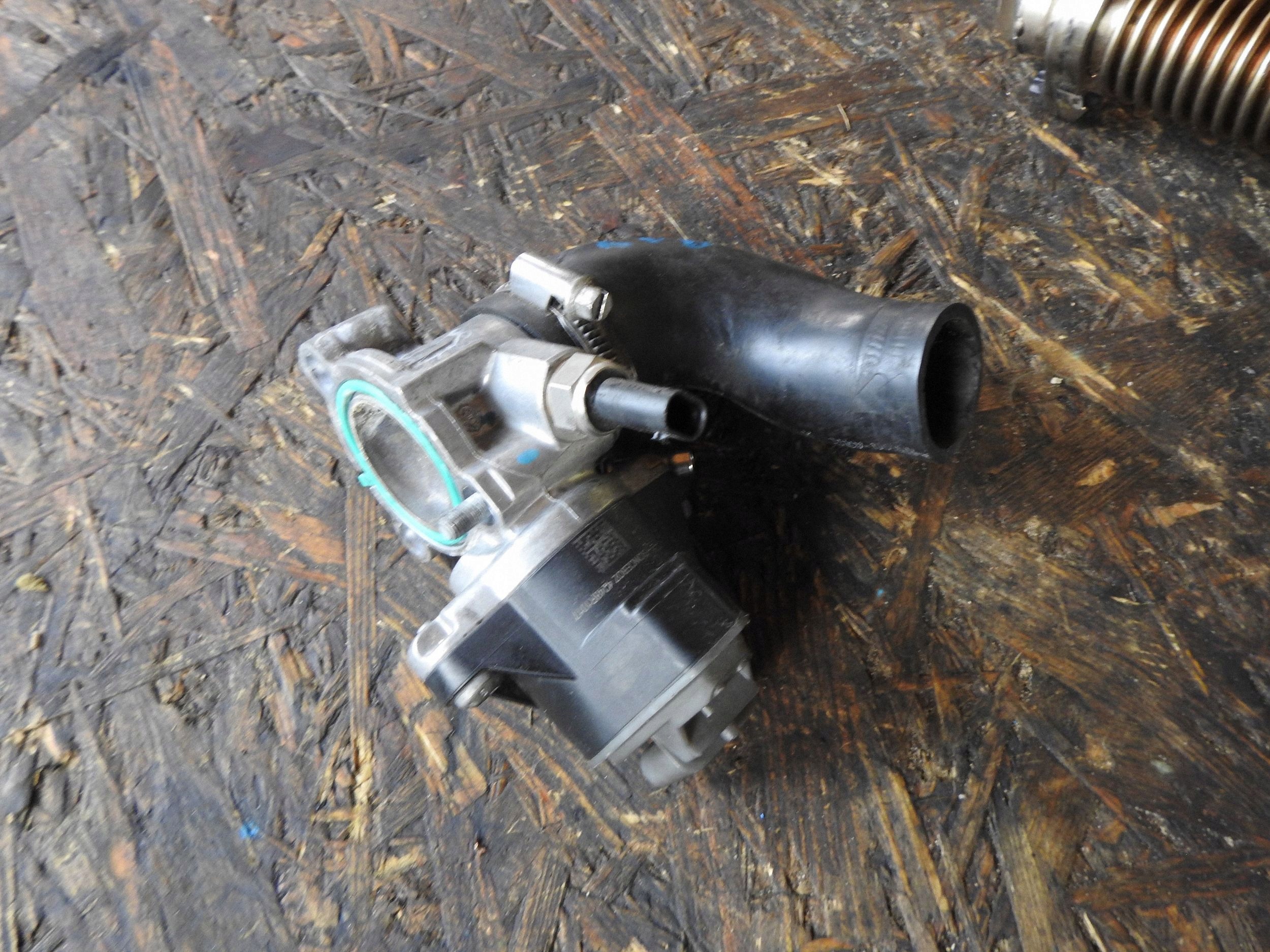 Válvula EGR Mercedes OEM A6541400460 - Usada image 2