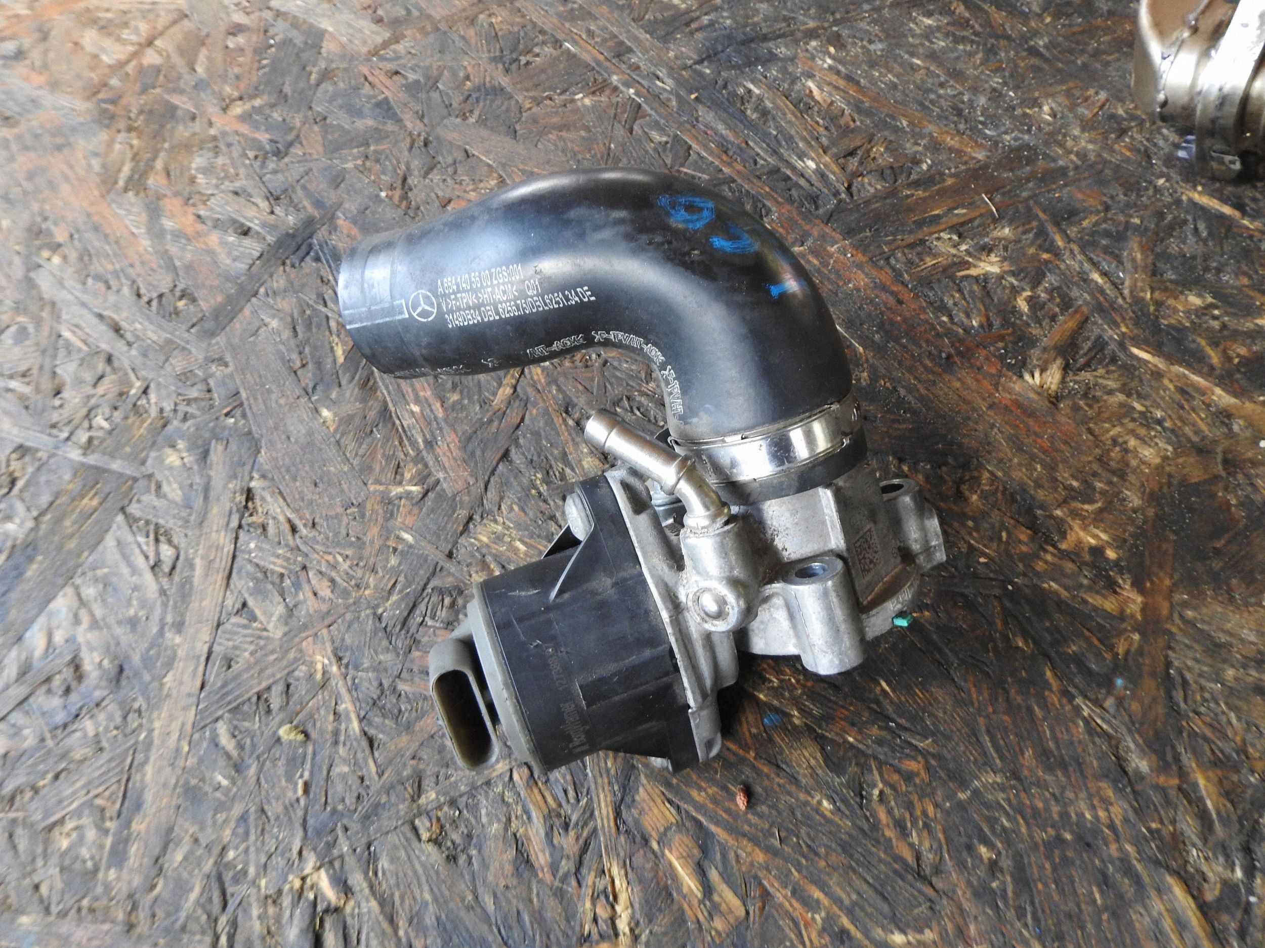 Válvula EGR Mercedes OEM A6541400460 - Usada image 3