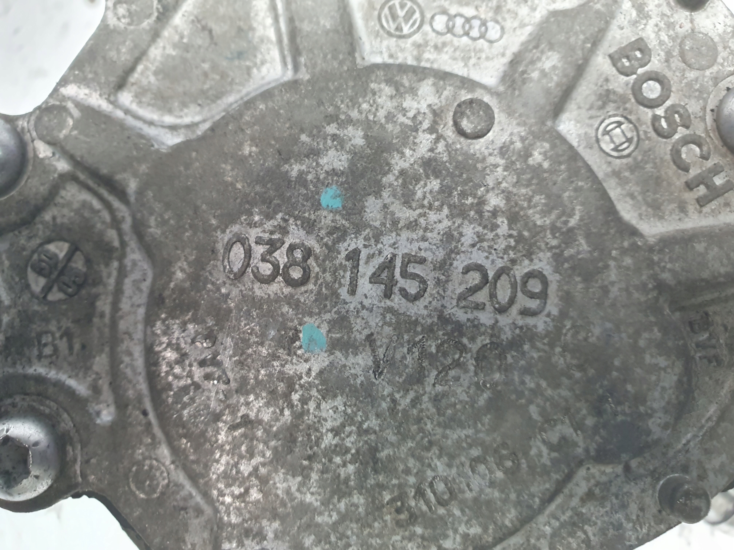 Bomba de vacío VW Golf IV 1.9 TDI OEM 038145209C image 7
