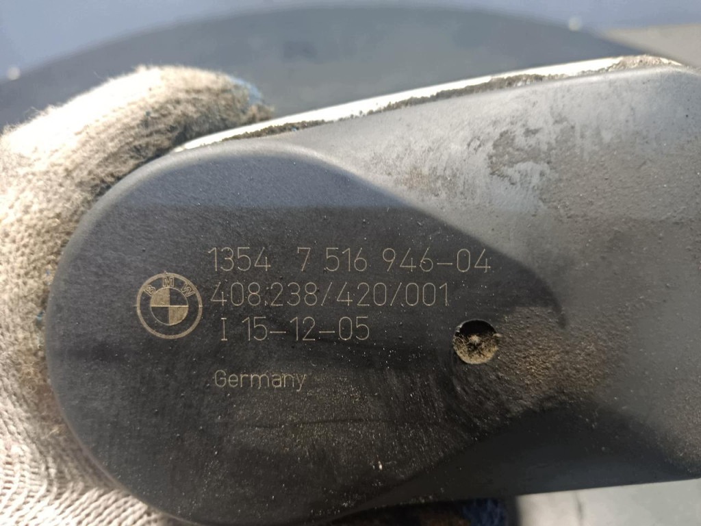 Kaasutinkansi OEM 7516946 BMW N52B30A 3.0L moottoriin
