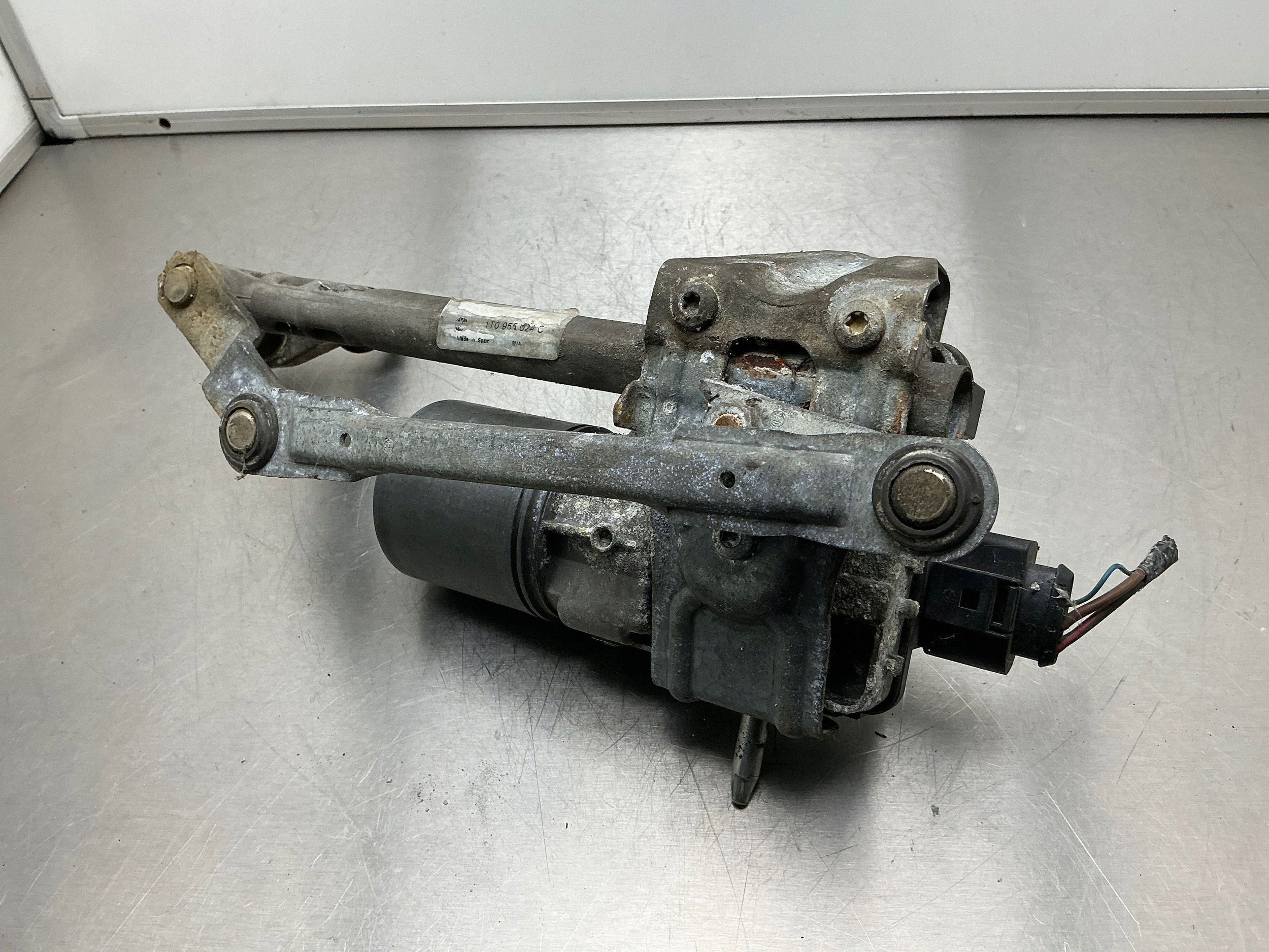 Motor limpiaparabrisas delantero OEM 0390241718 VW Touran I image 2