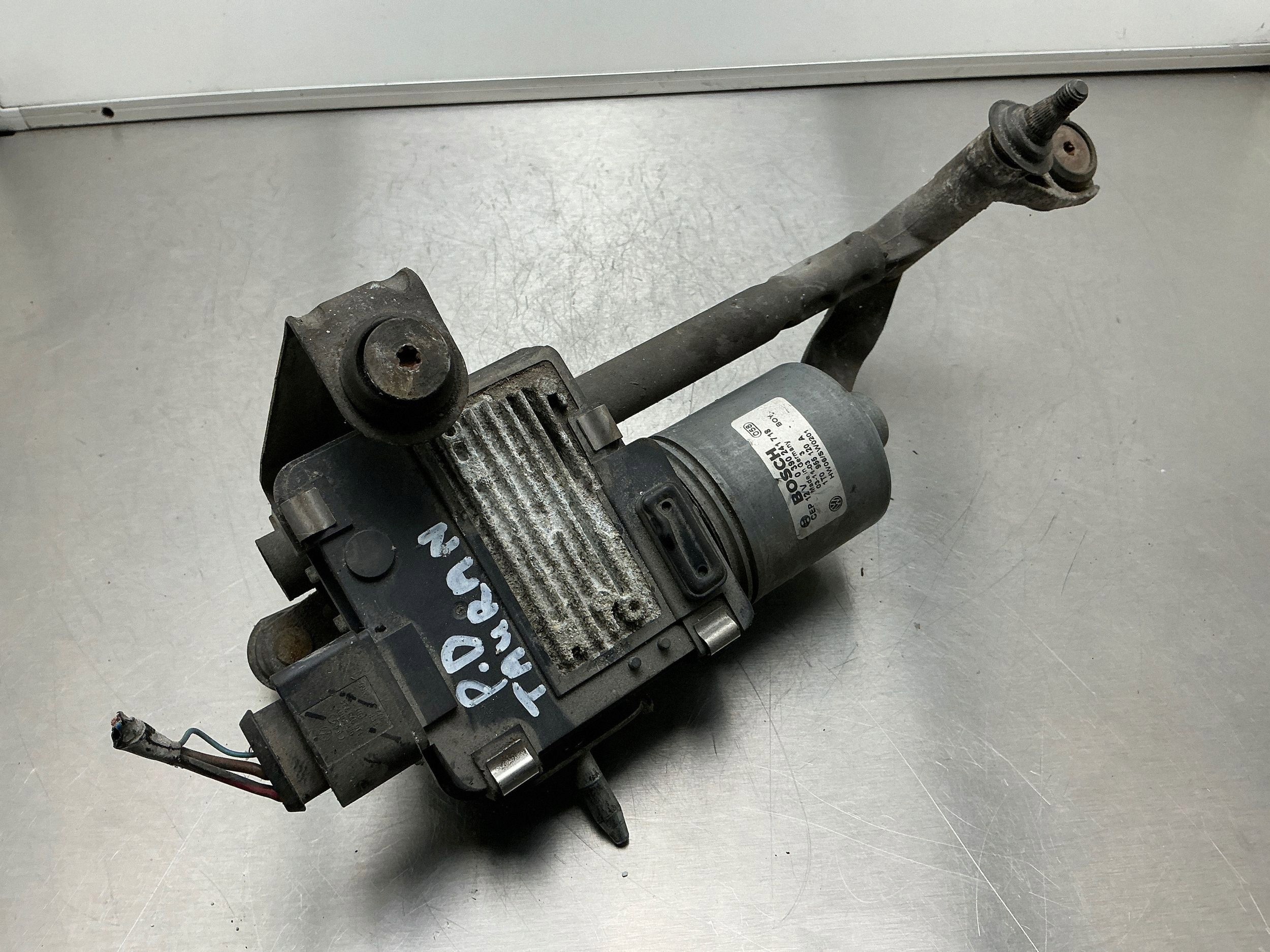 OEM 0390241718 Framruta vindrutemotor för VW Touran I