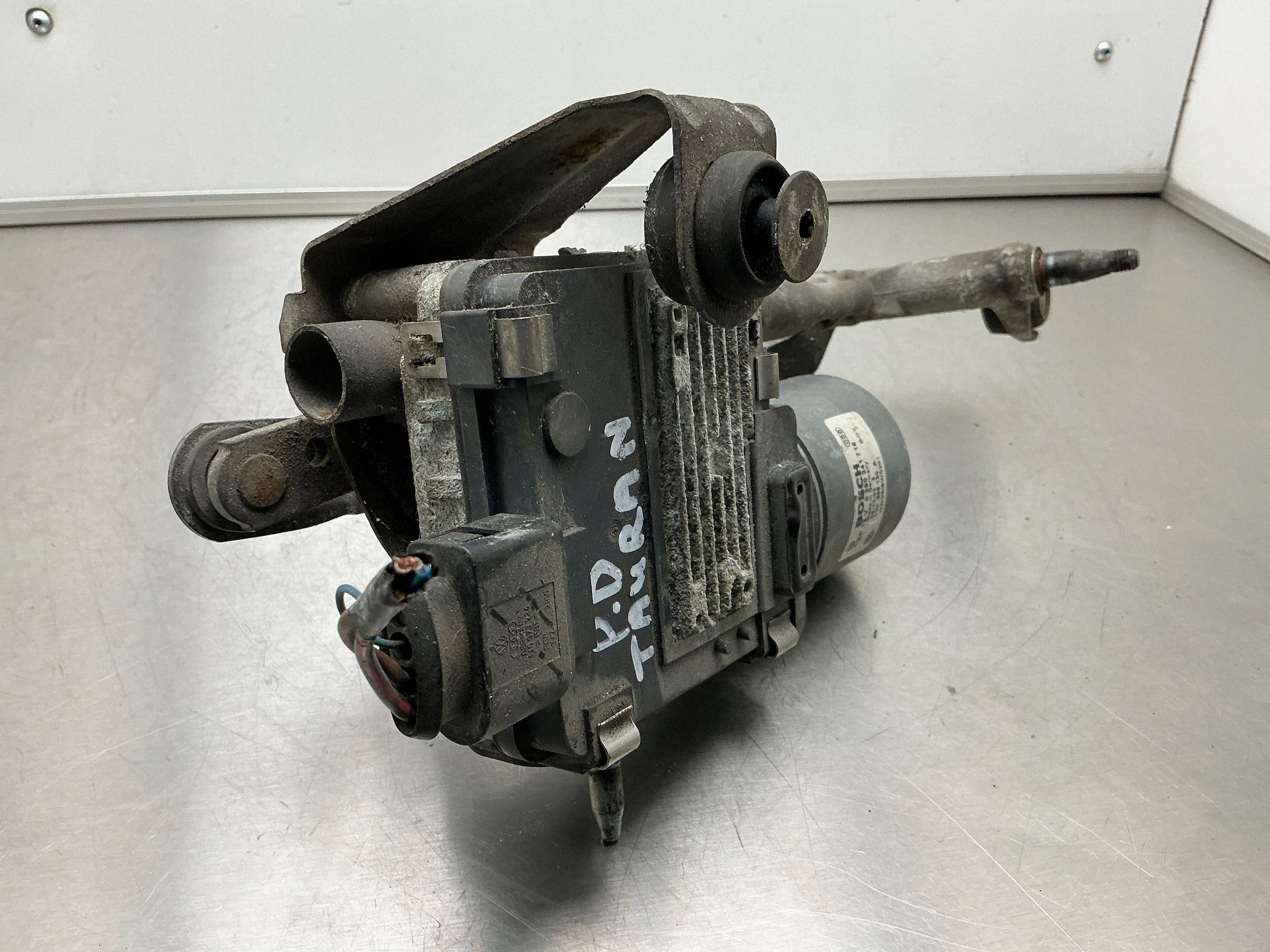 Motor limpiaparabrisas delantero OEM 0390241718 VW Touran I image 3