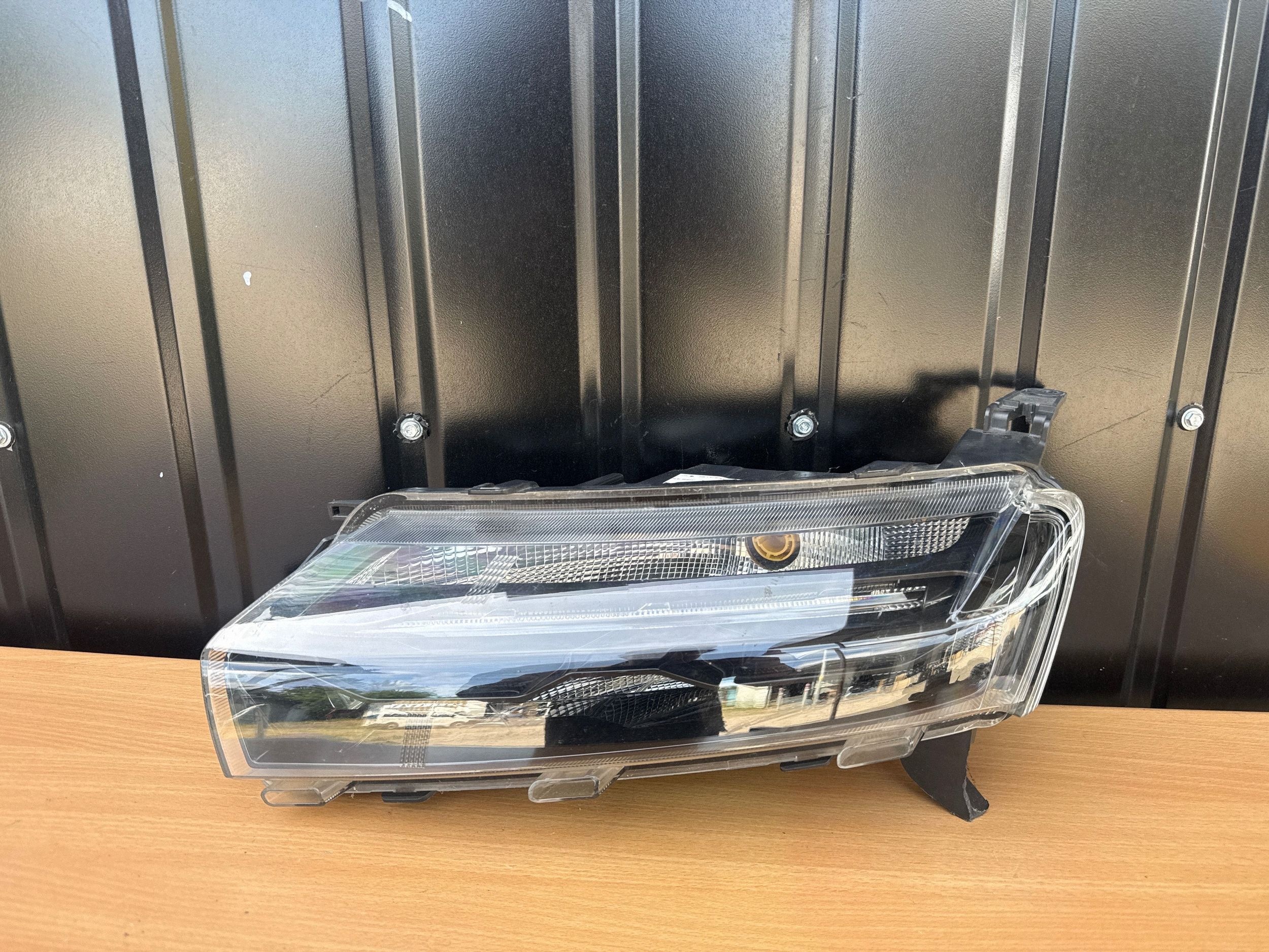 Farol esquerdo Dacia Spring OEM 266052417R - Usado image 2