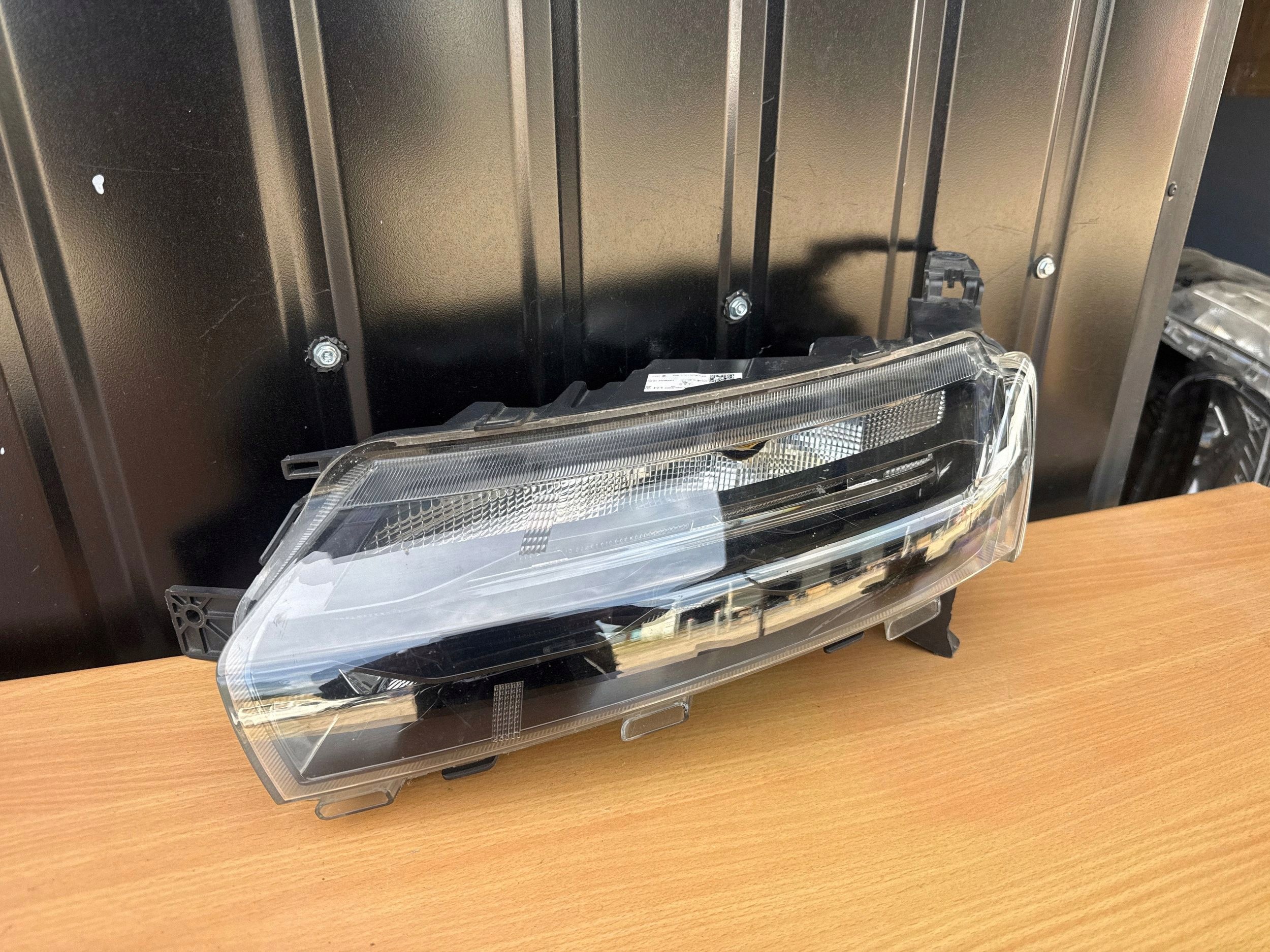 Farol esquerdo Dacia Spring OEM 266052417R - Usado image 3
