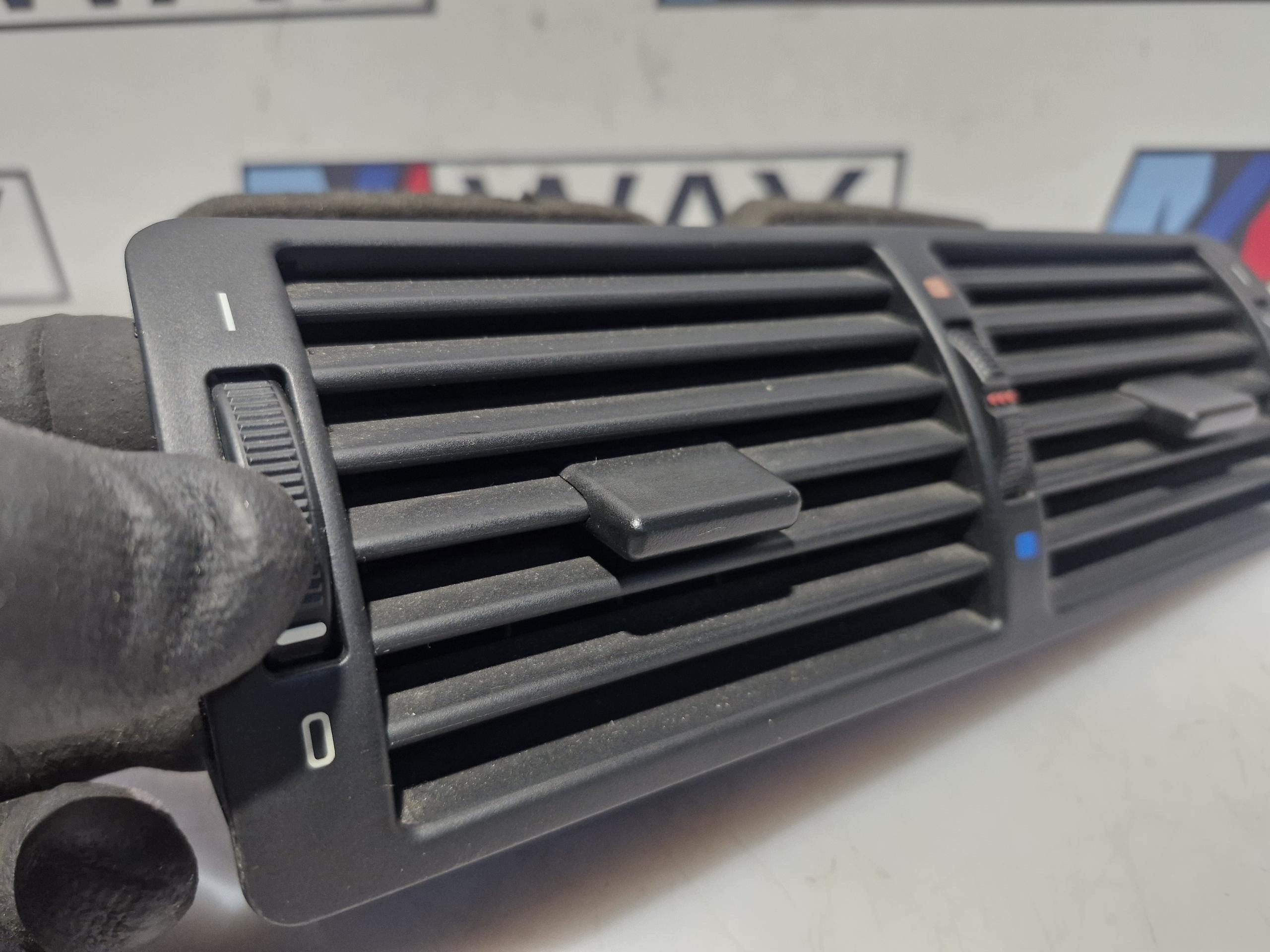 Grelha dianteira central BMW 3 E46 OEM 8391179 image 3