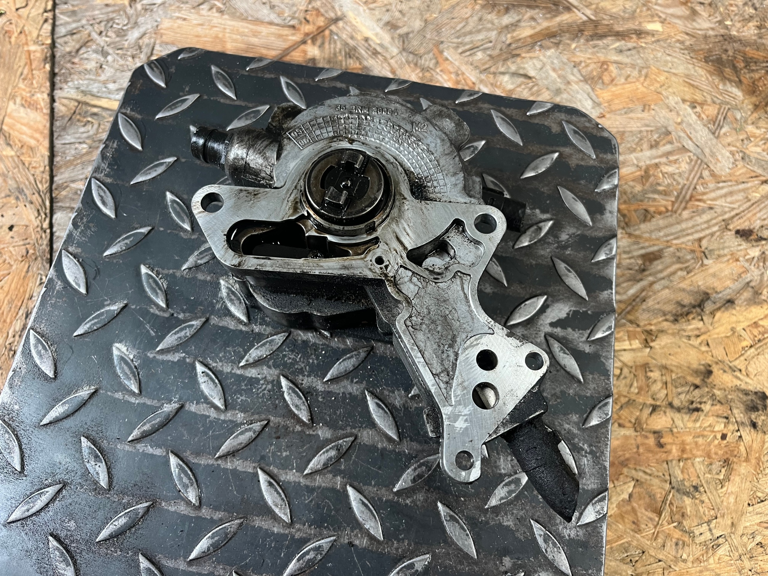 Bomba de vácuo OEM 038145209K para VW 1.9 TDI BXE/BKC image 2