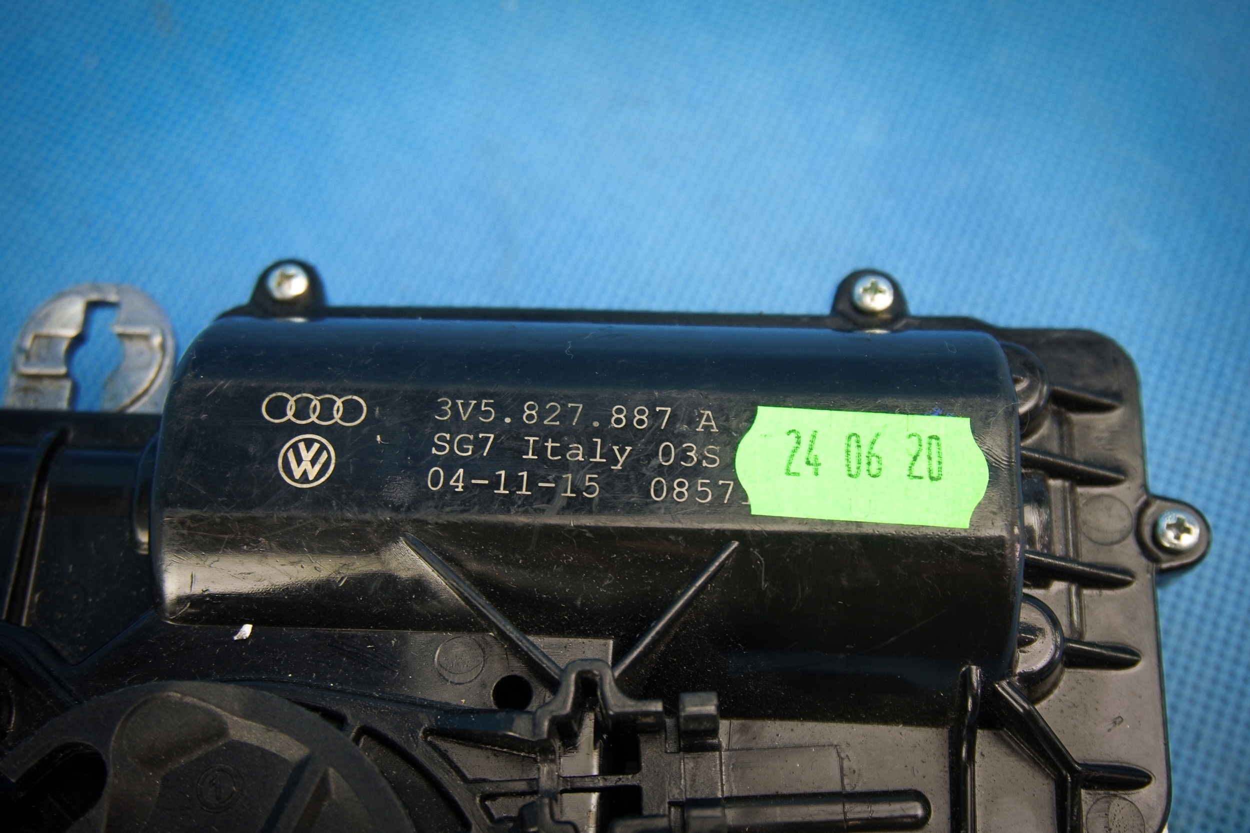 Fecho de porta-malas OEM 3V5827887A para Audi A4 Avant image 4