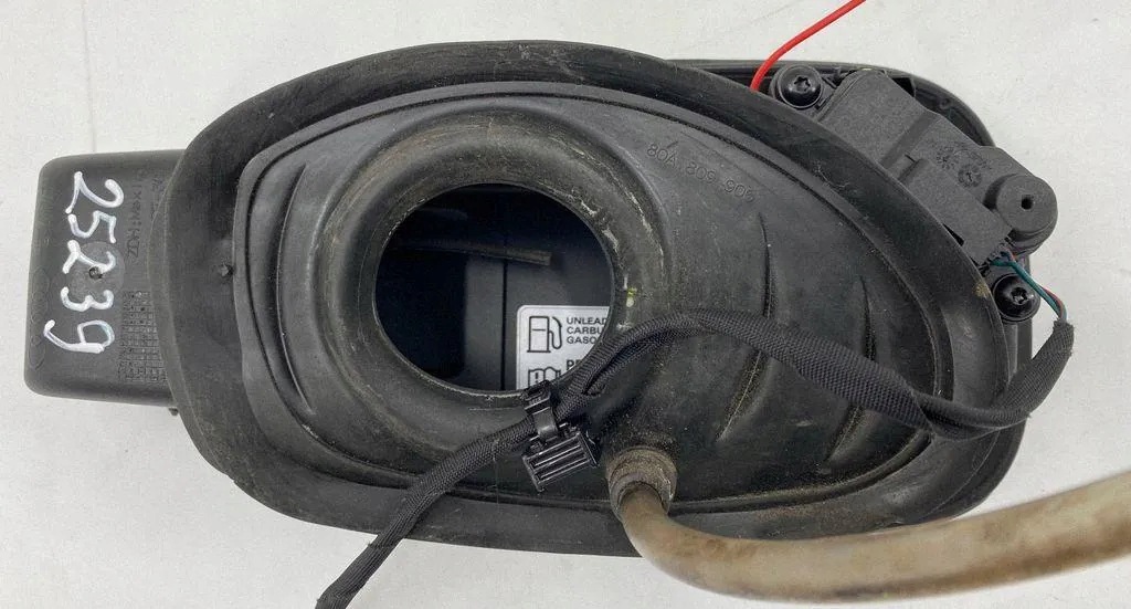 Trappe à carburant Audi OE 80A809906 - État utilisé image 4
