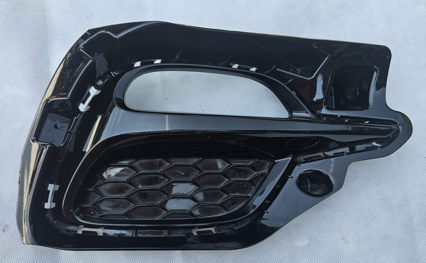 Vasen takapuskarin ritilä OEM 10694867 MG ZS SUV image 2