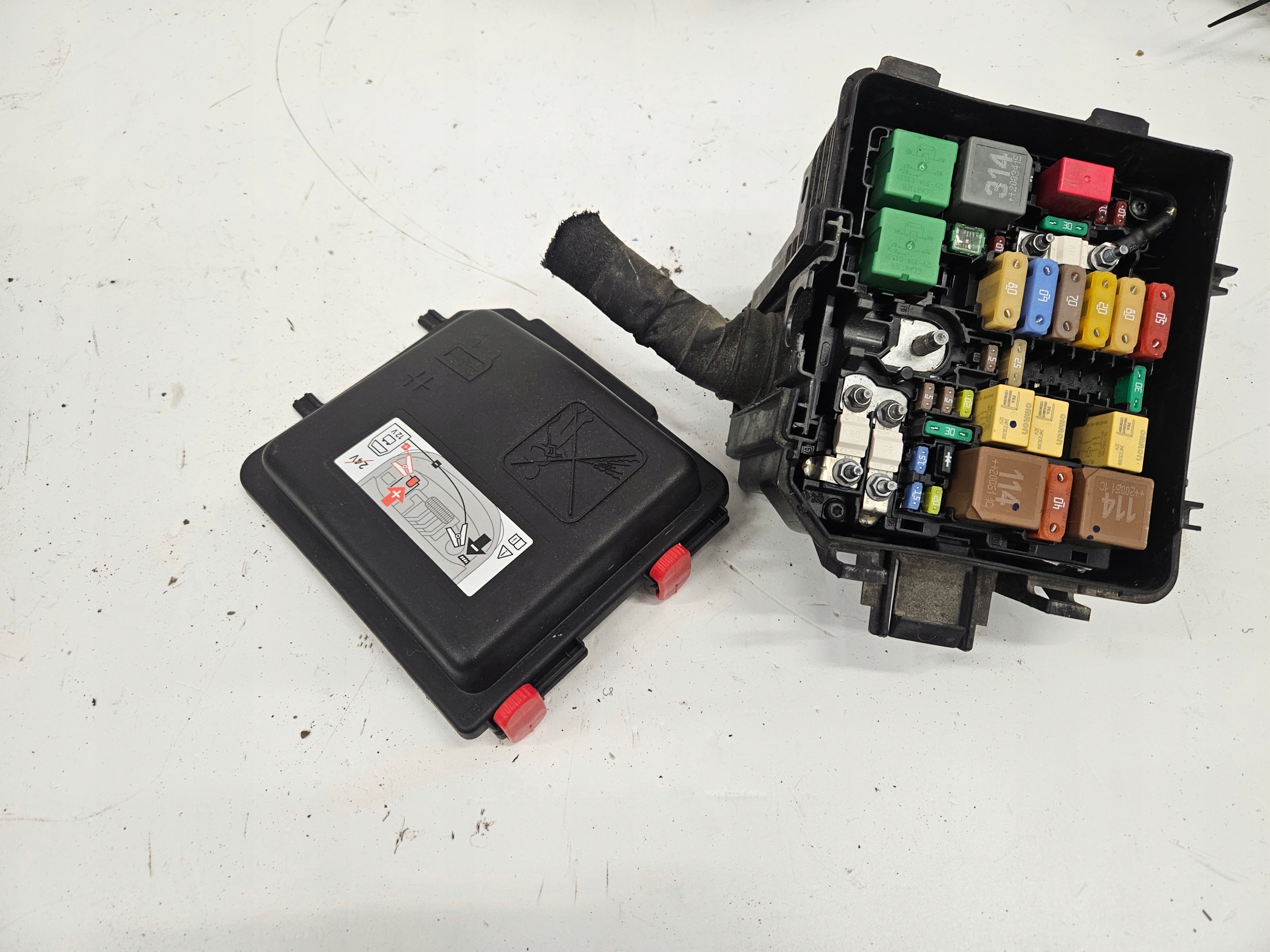 Fiat 600 sulakekotelo OEM 9824510780 - Käytetty