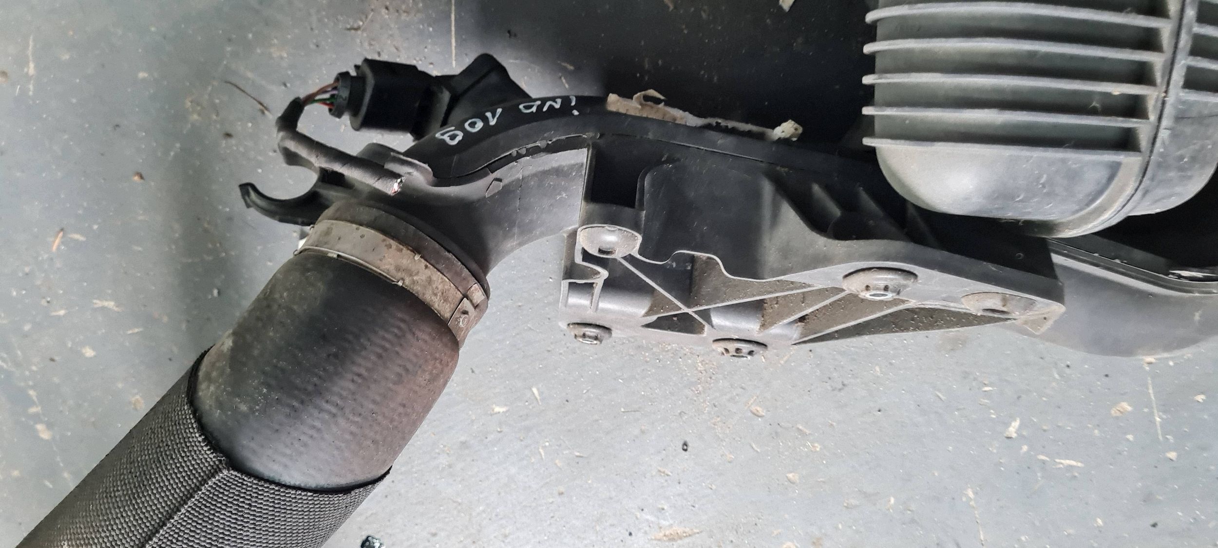 Audi A4 B8 2.0 TDI Intercooler-putki OEM 8K0145673AJ image 10