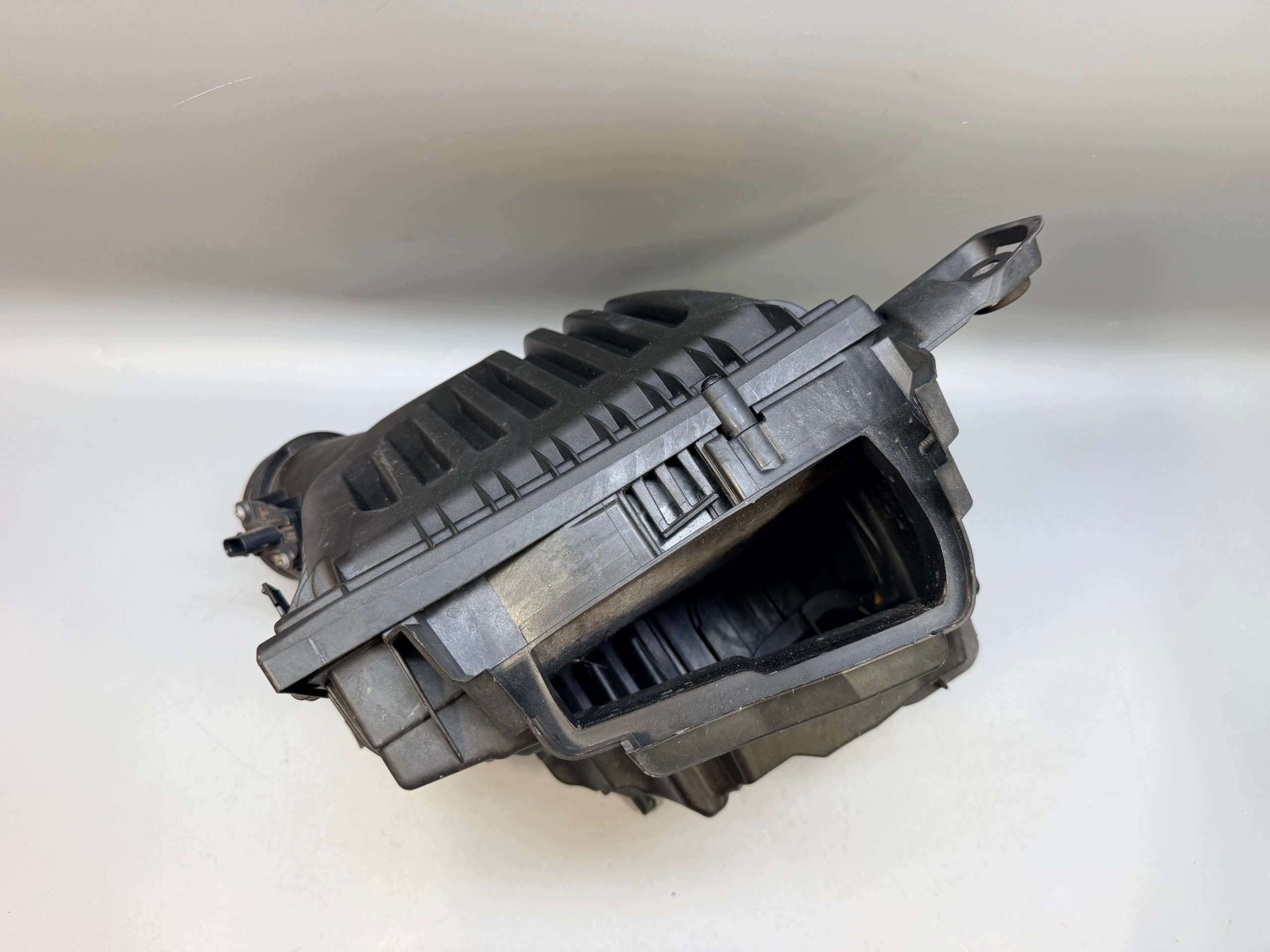 OEM 8513916 Air Filter Housing for BMW 2.0D