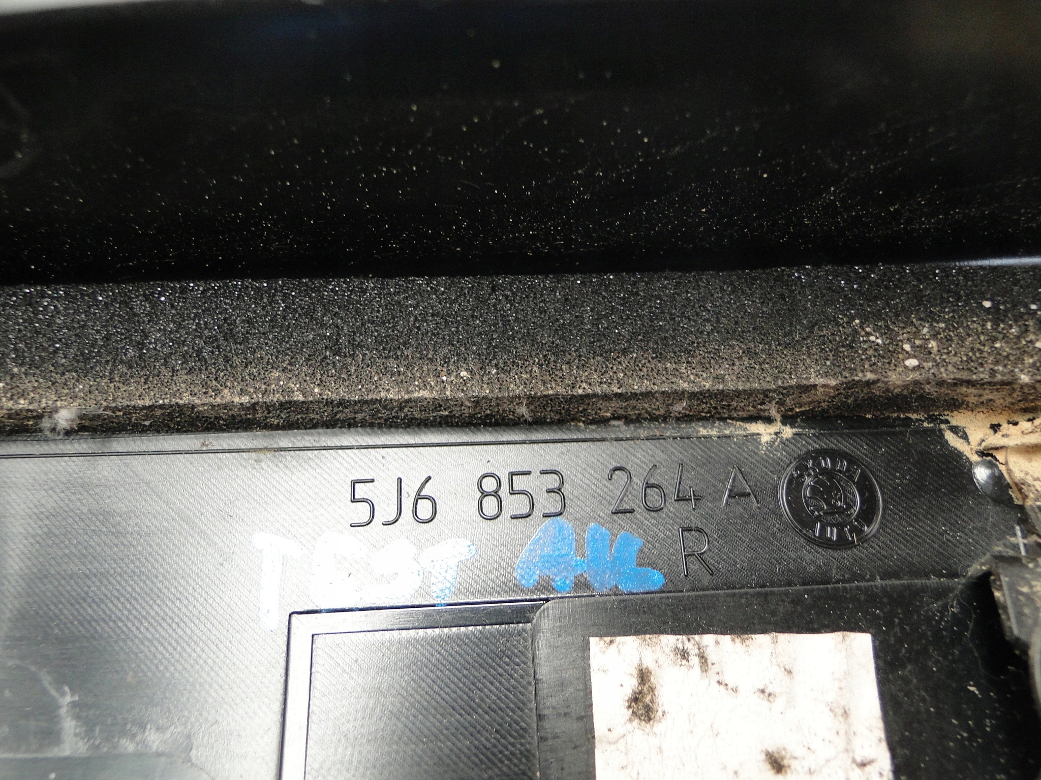 Skoda Fabia II A-pilarin Peite Vasen OEM 5J6853263A image 9