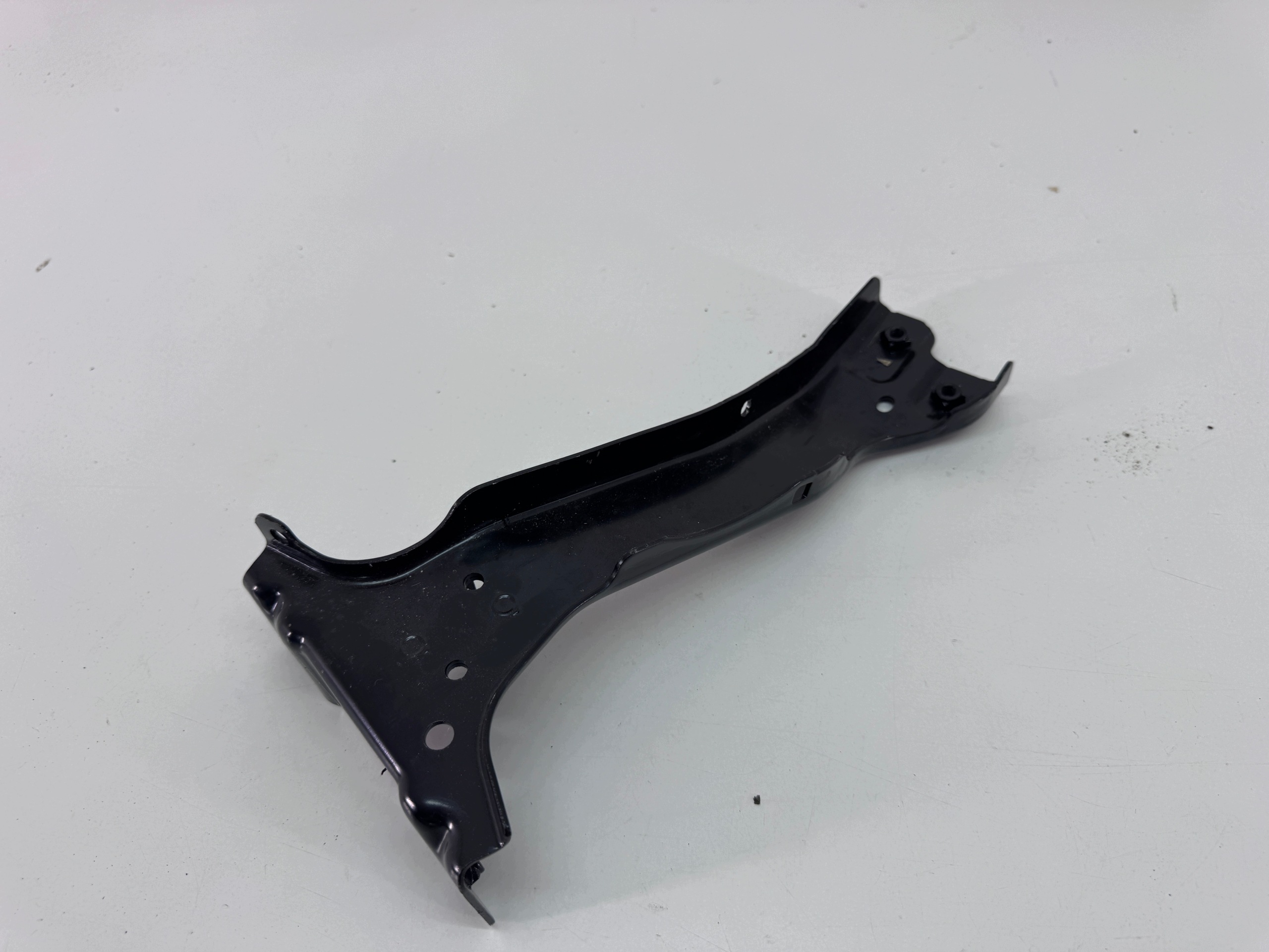 Soporte guardabarros delantero derecho OEM 8Y0821132 Audi A3 8Y