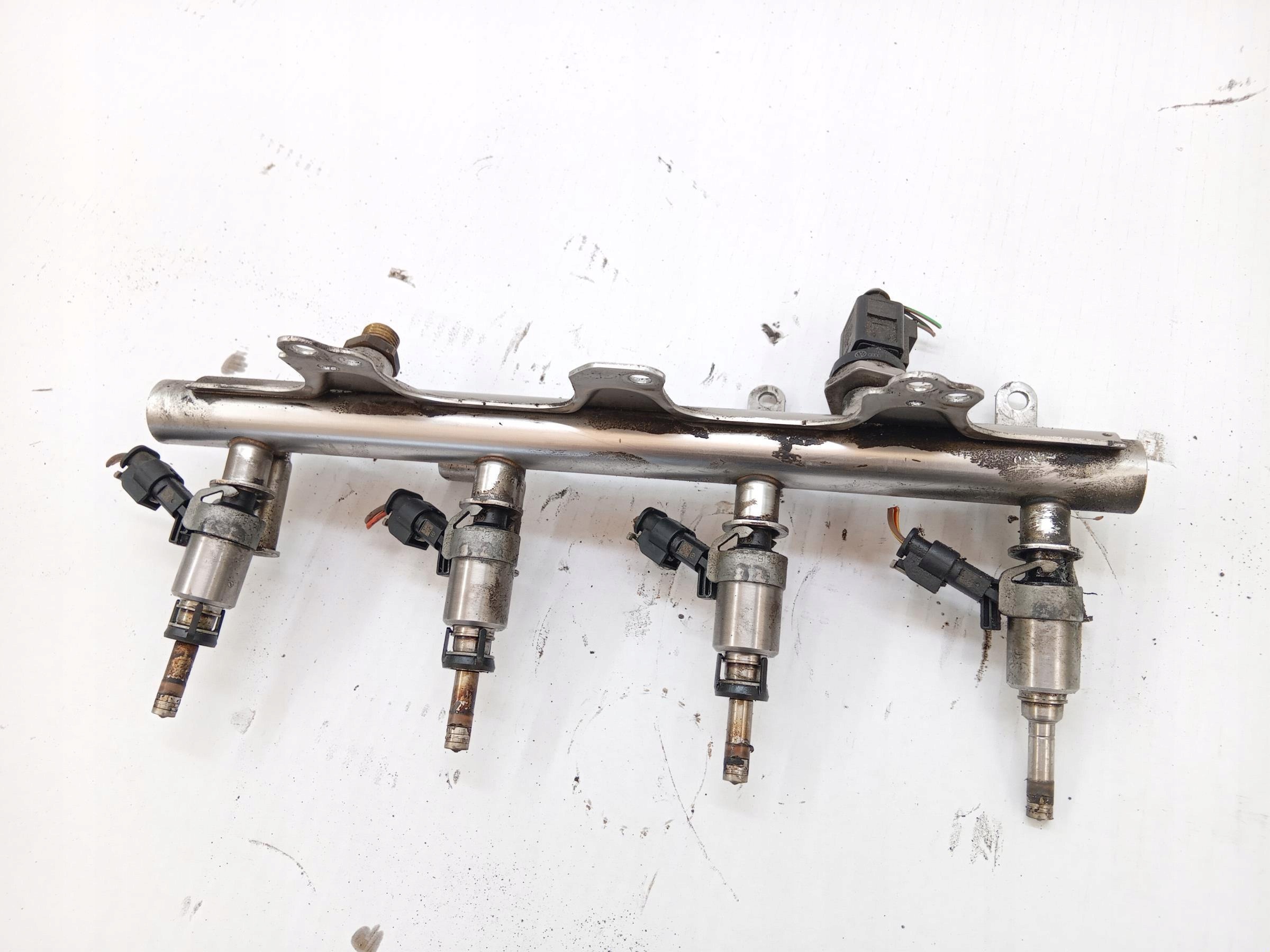 Inspuitrail OEM 06J133317M voor Skoda Yeti