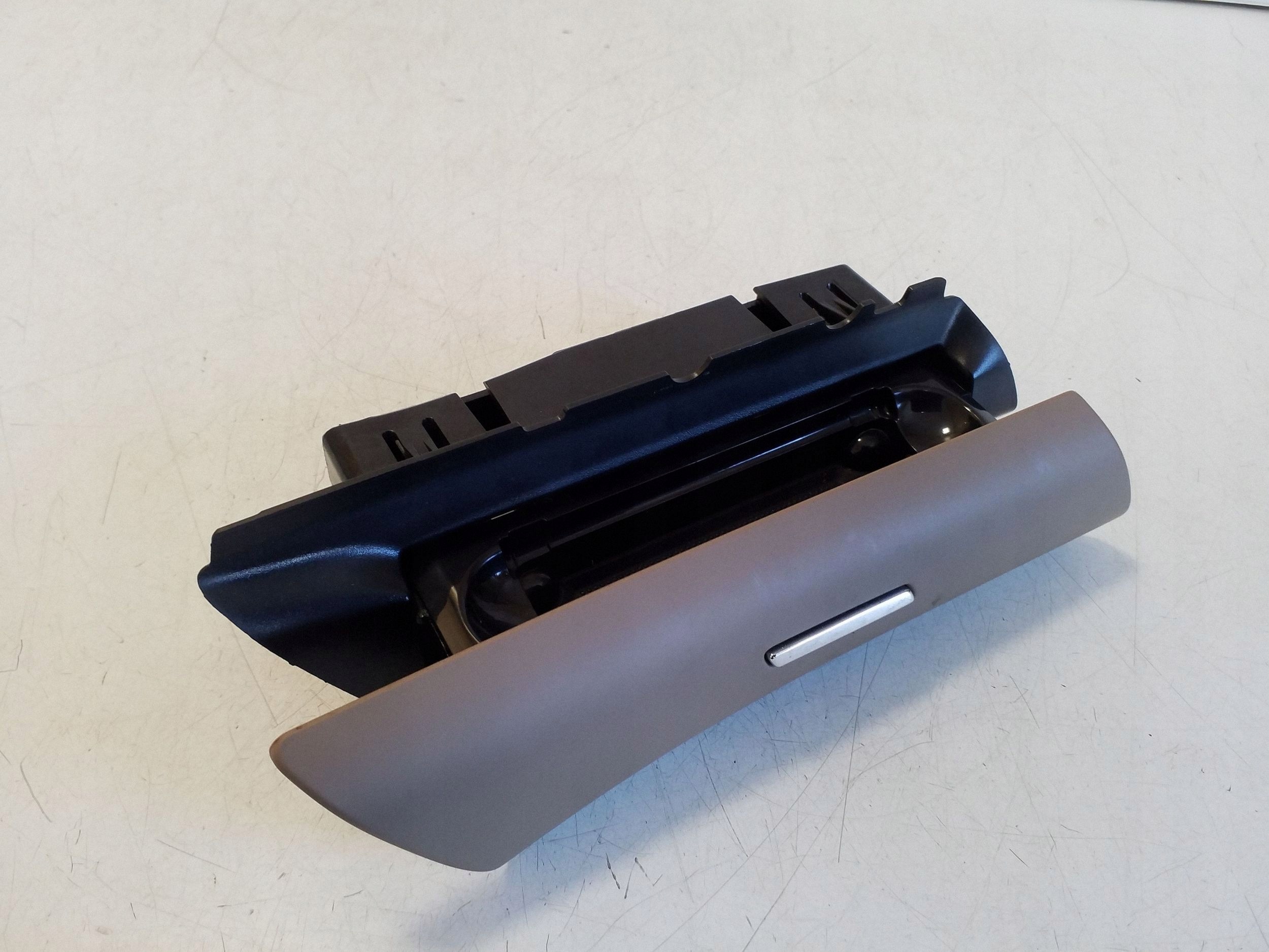 Takan oikean oven tuhkakuppi OEM 7P5857952 Porsche Cayenne