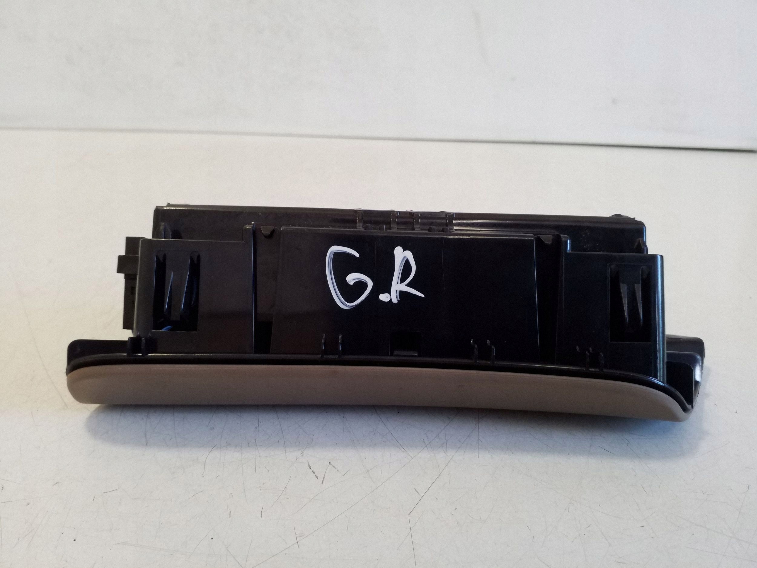 Bakre högerdörr askfat OEM 7P5857952 Porsche Cayenne image 3