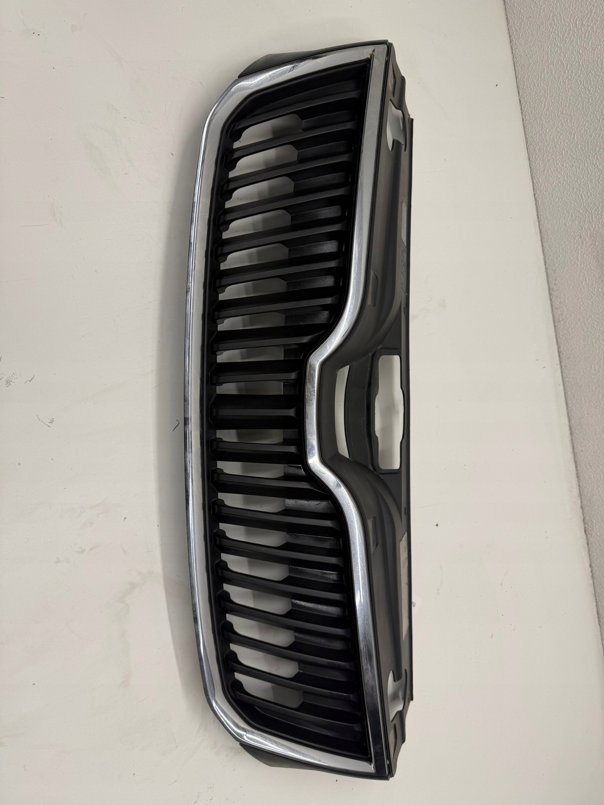 Skoda Rapid 5JA Frontgitter-Abdeckung OEM 5JA853668 image 2