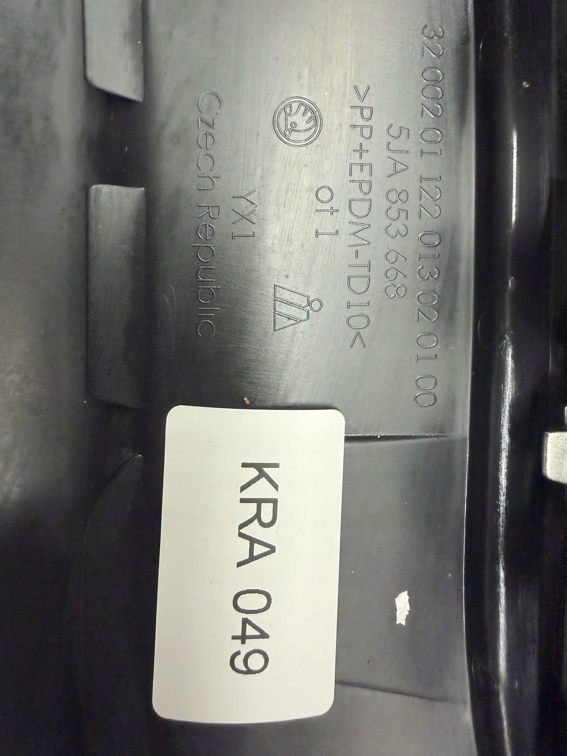 Skoda Rapid 5JA Frontgitter-Abdeckung OEM 5JA853668 image 3