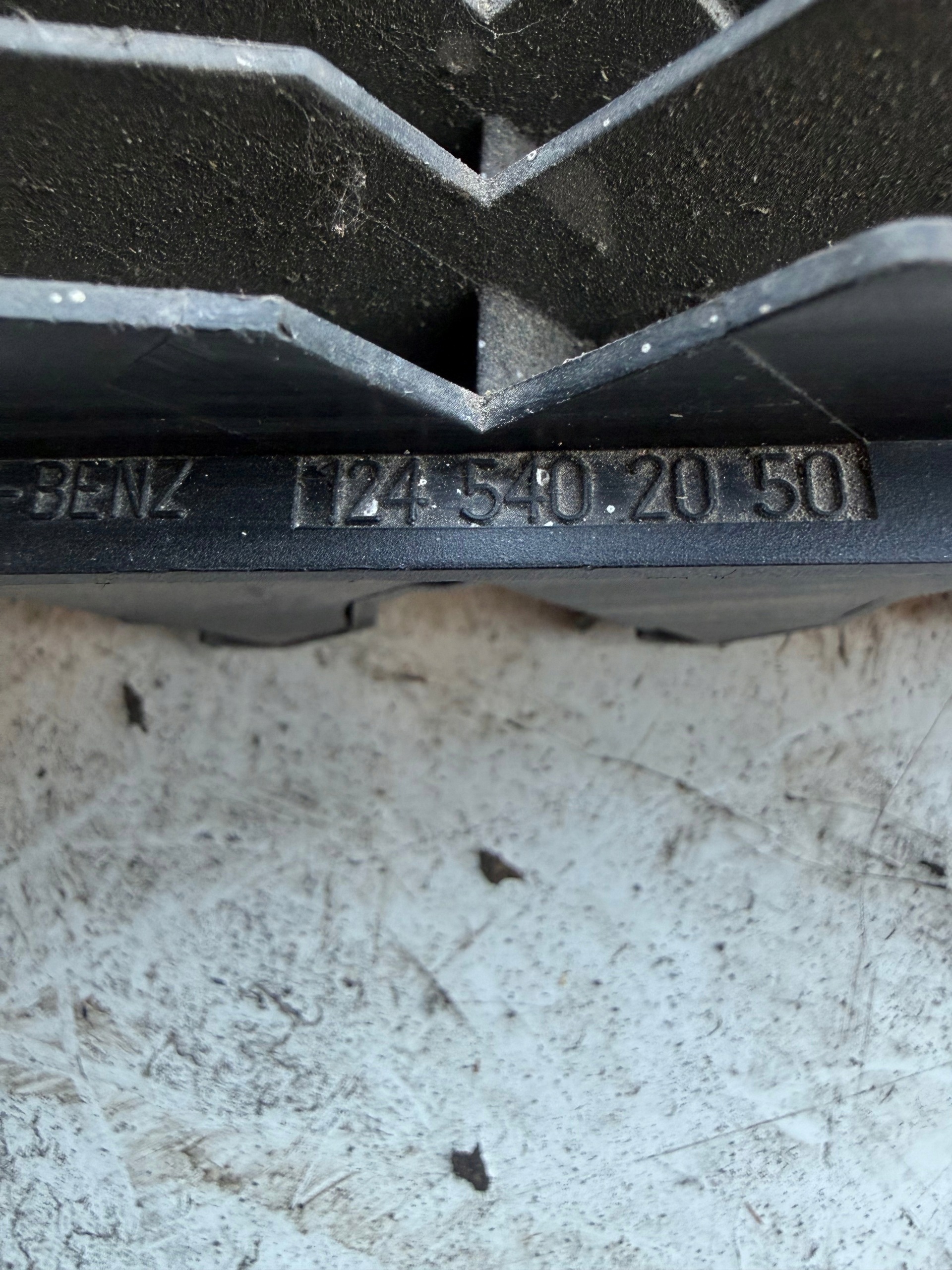 Sulakelaatikko Mercedes E W124 OEM 1245402050
