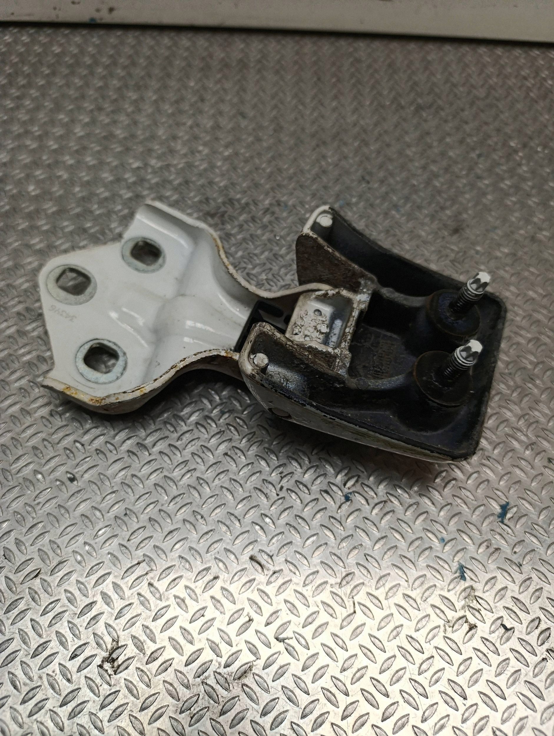 OEM 9820031980 Right Rear Door Hinge - Used image 3