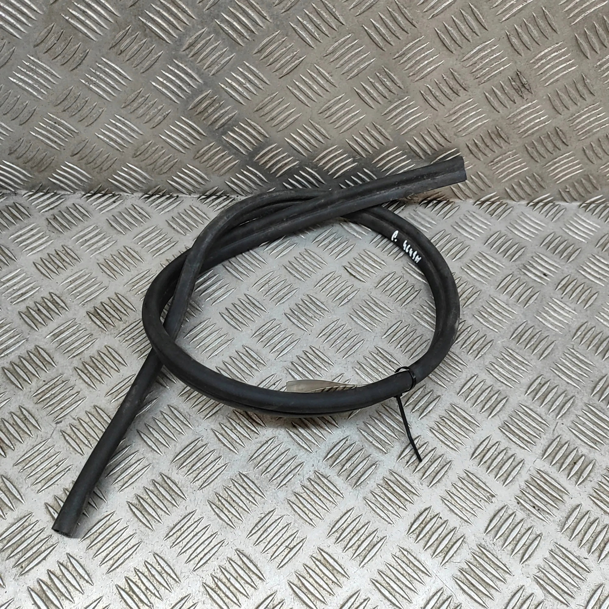 Junta do Capô VW Arteon OEM 3G8823723 - Usado image 3