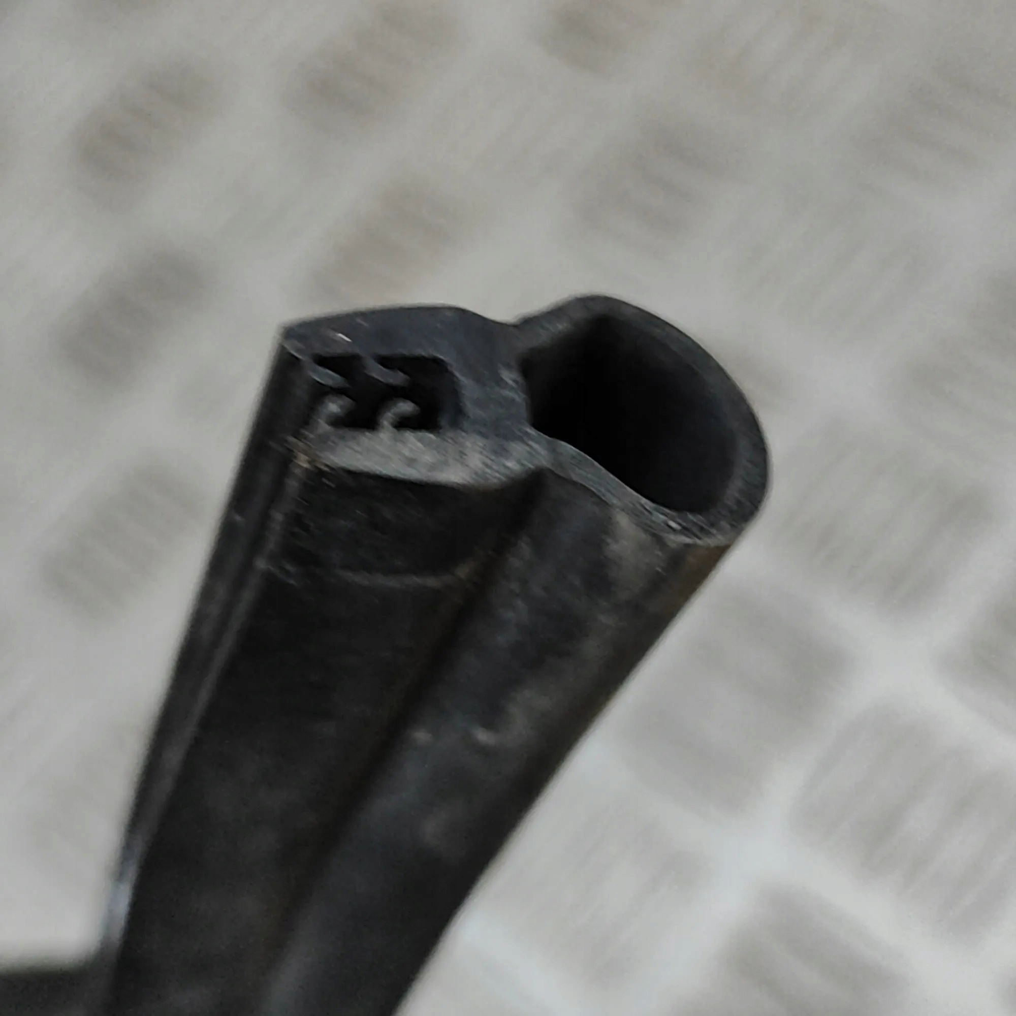 Junta do Capô VW Arteon OEM 3G8823723 - Usado image 6