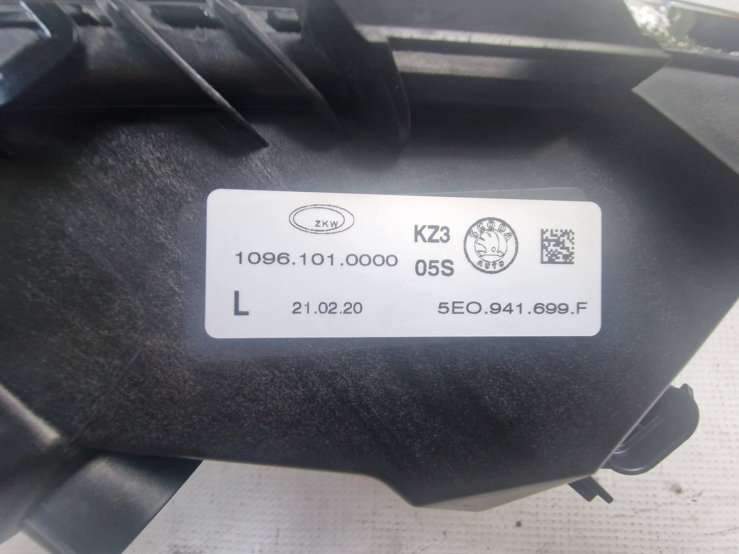 Farol halogéneo esquerdo dianteiro OEM 5E0941699F Skoda Octavia image 3