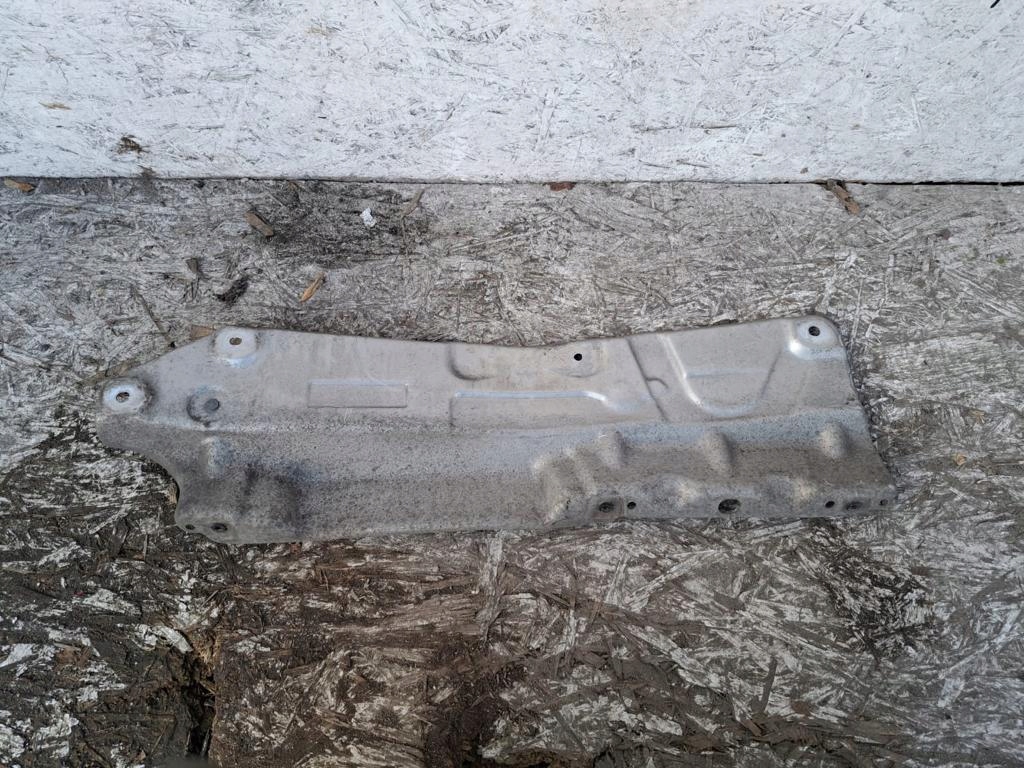 Soporte de guardabarros delantero derecho OEM 4K0821132 Audi A6