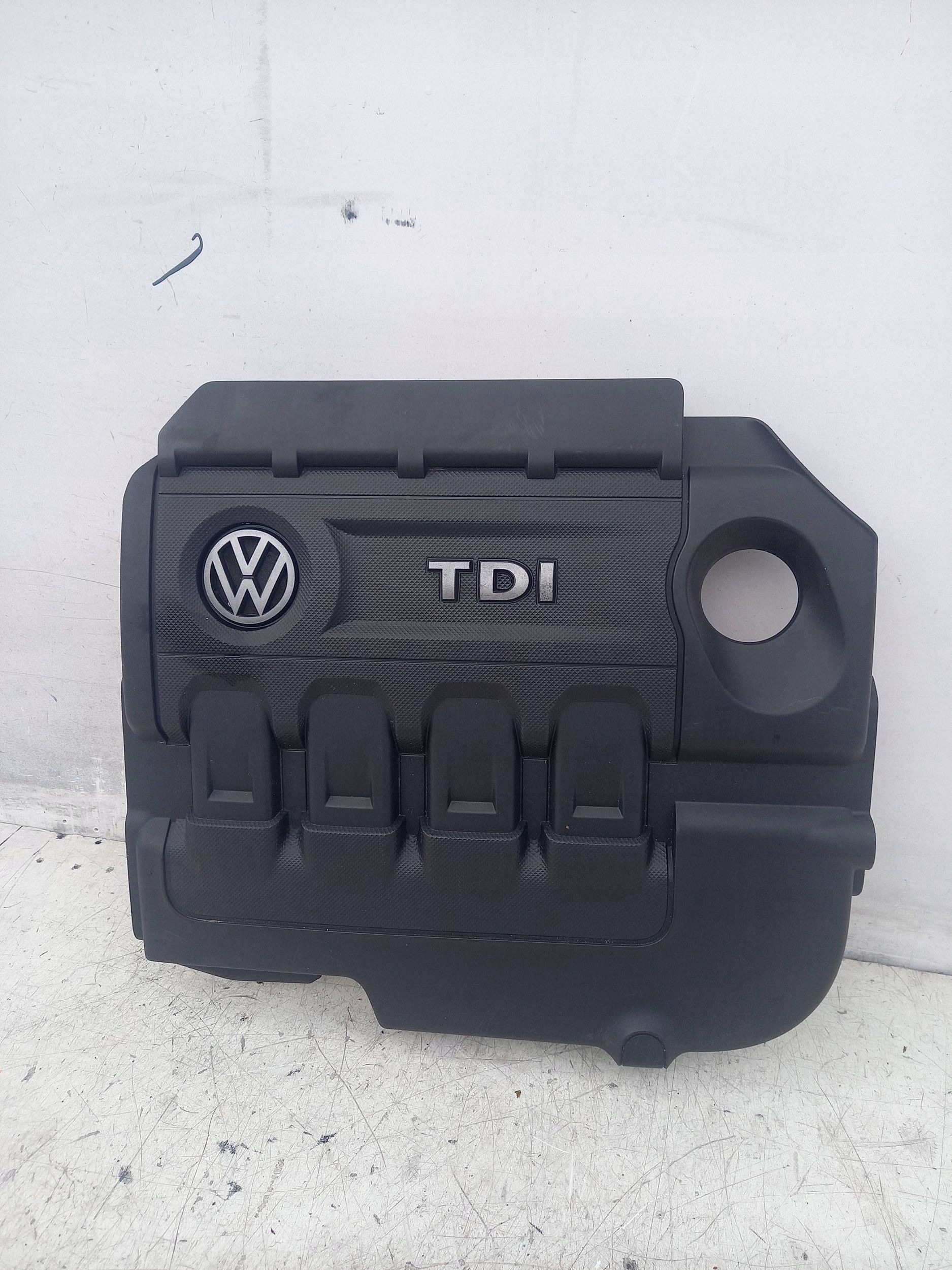 Moottorikansi OEM 04L103925Q VW Passat B8:lle image 2