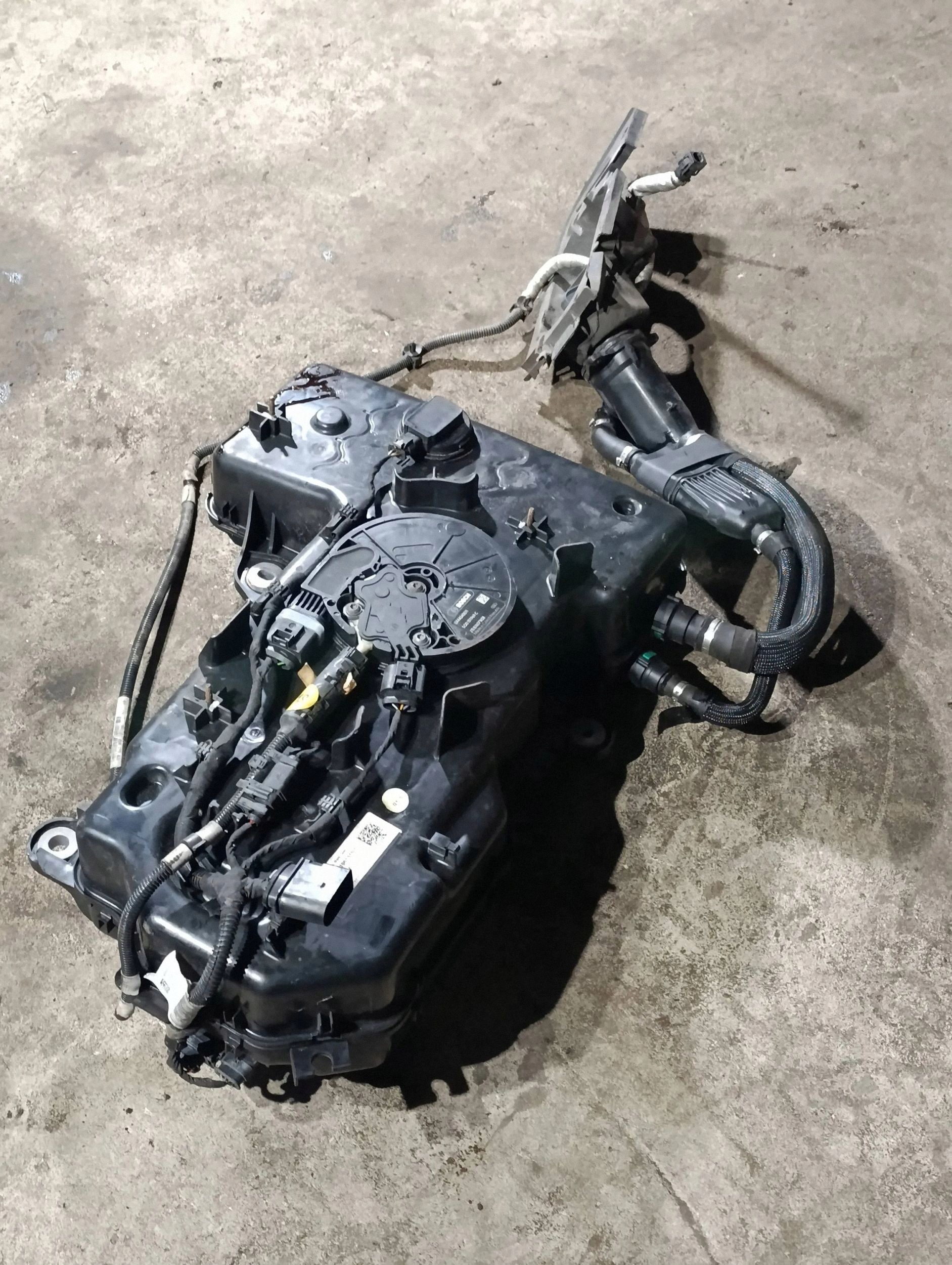 AdBlue-säiliö OEM 7E0131877F VW Transporter T6:lle