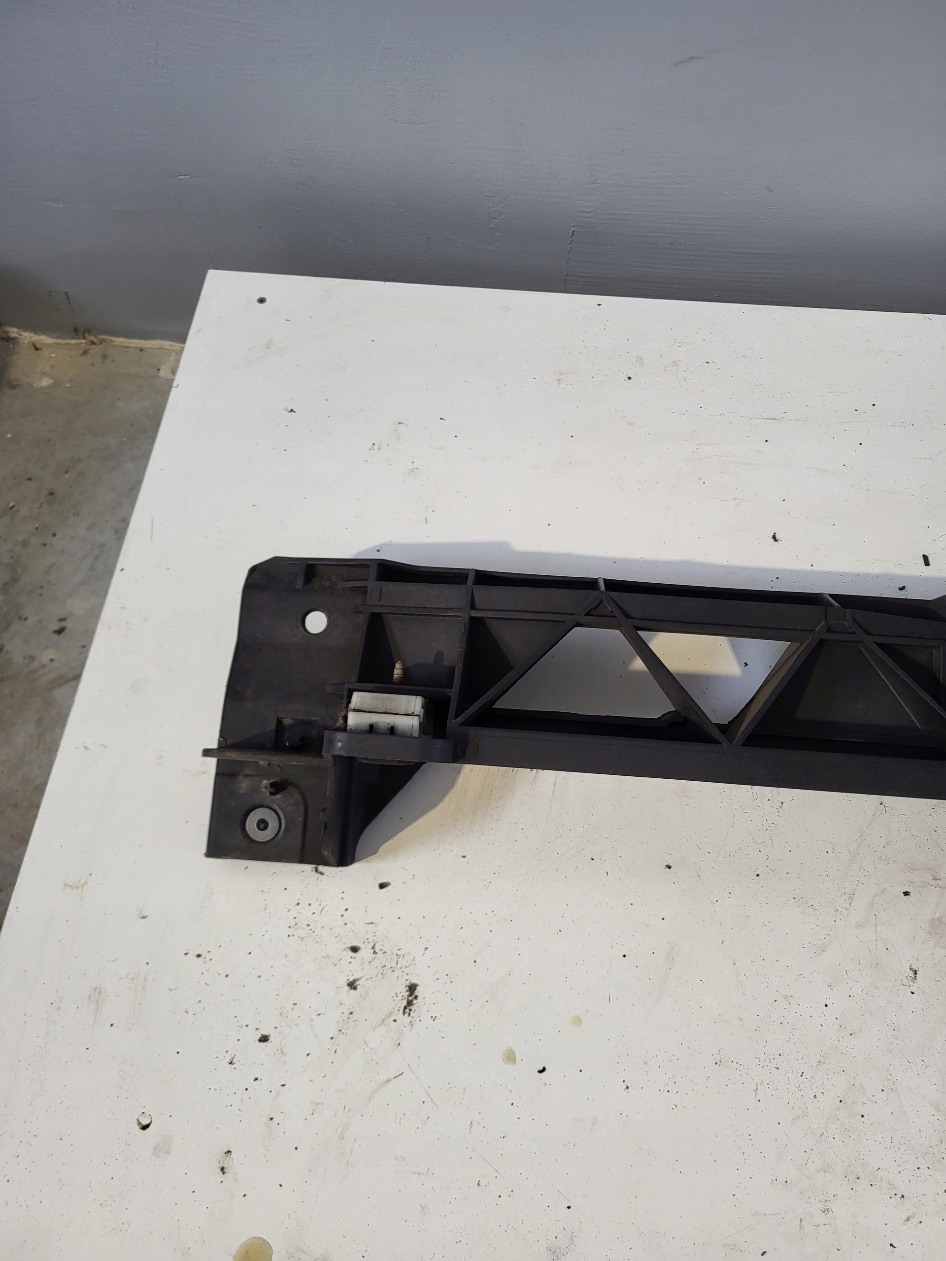 Ylävyöjen vahvike OEM 9824055880 Peugeotille
