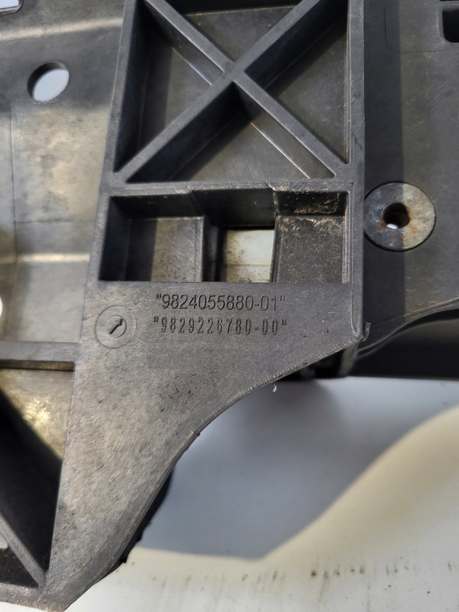 Reforço de cinto superior OEM 9824055880 para Peugeot image 10
