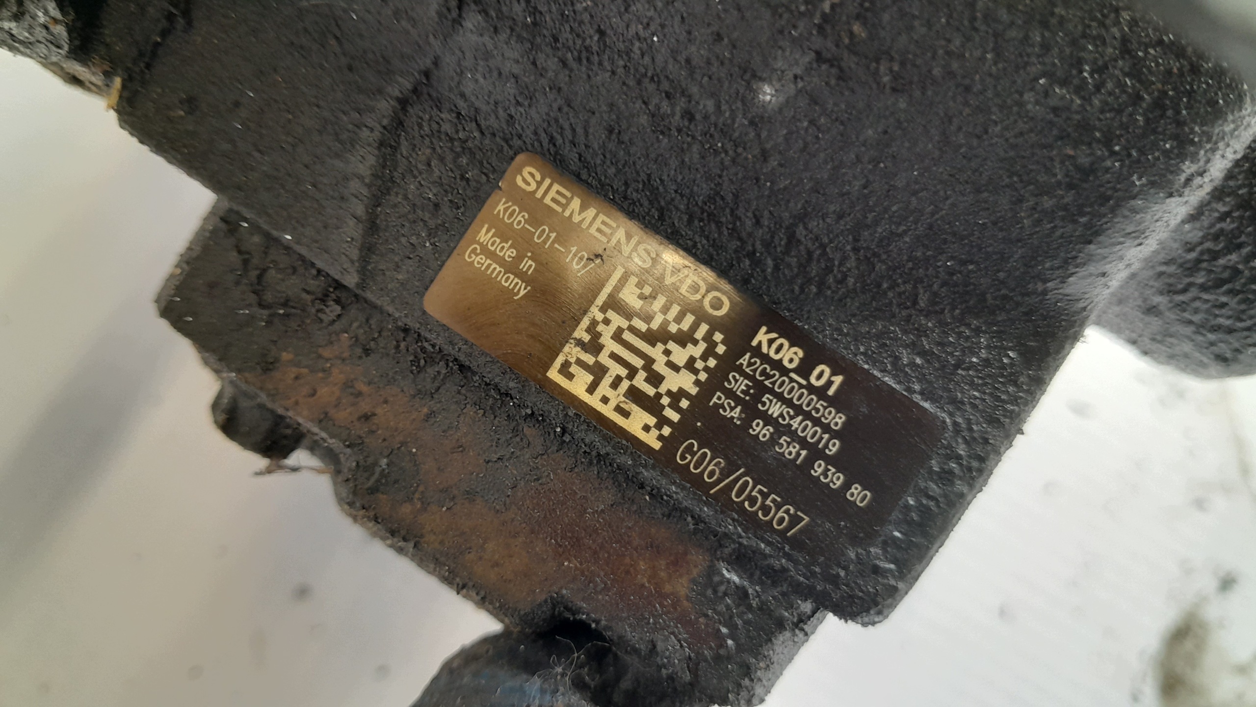 Bomba de inyección Peugeot 407 2.0 HDI OEM 9658193980 image 3