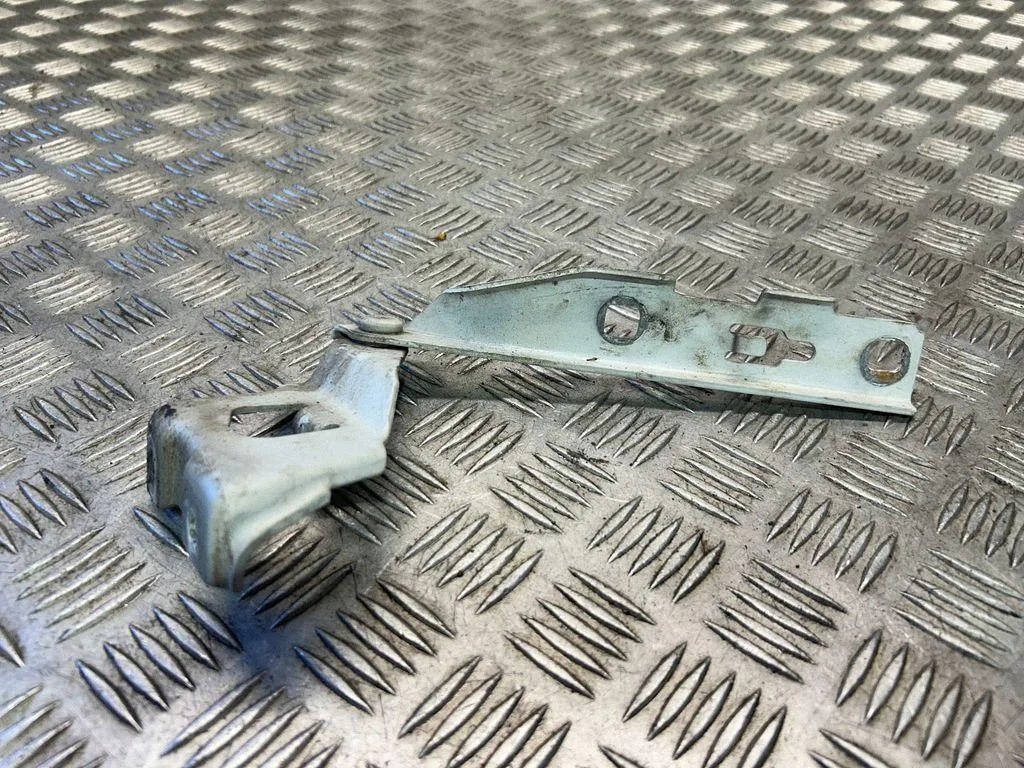 Audi A4 B8 LX5X konnuskarmit OEM 8K0823301D/8K0823302D