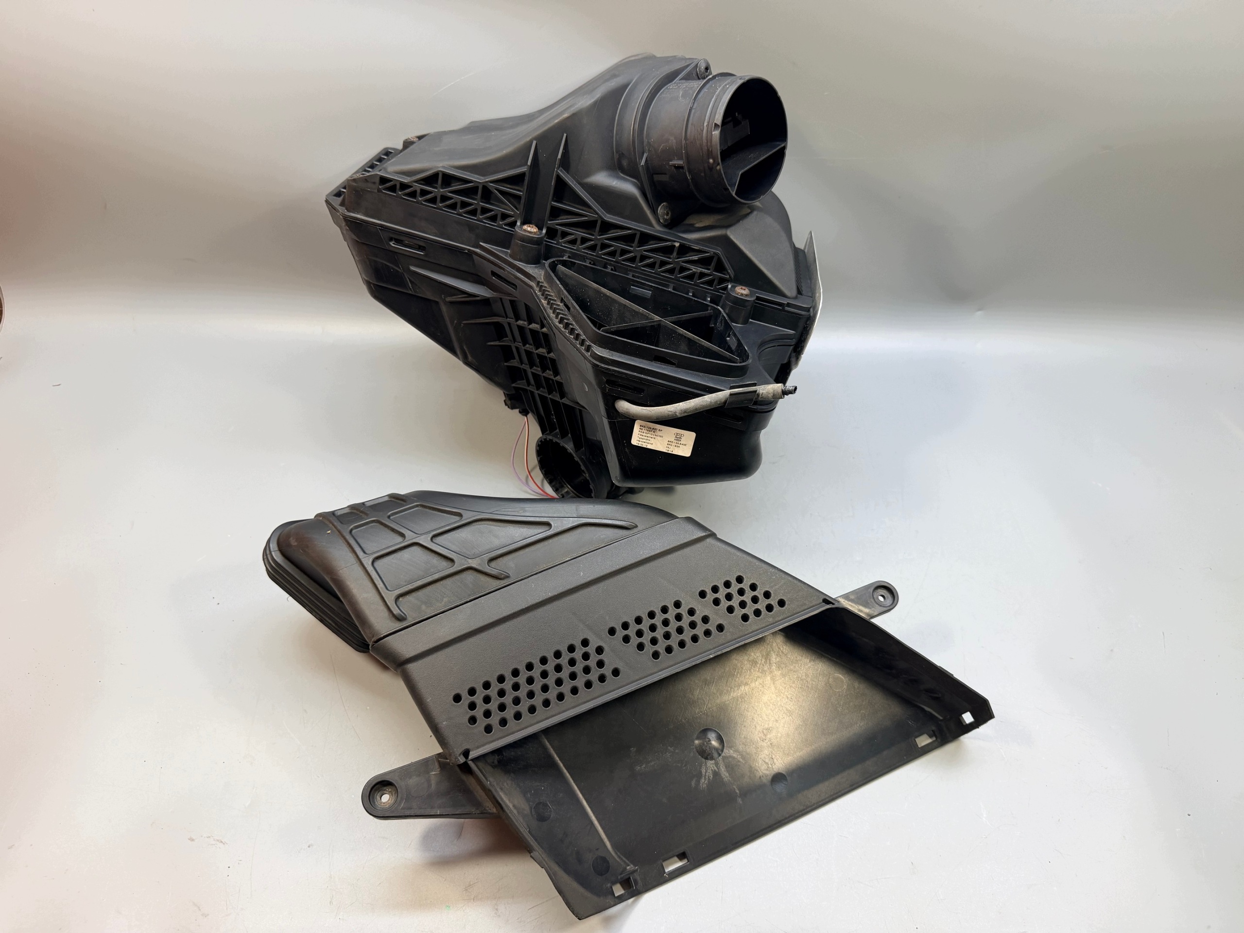 Audi A4 B8 2.0 TDI Luftfilterhus OEM 8K0133837BF image 2
