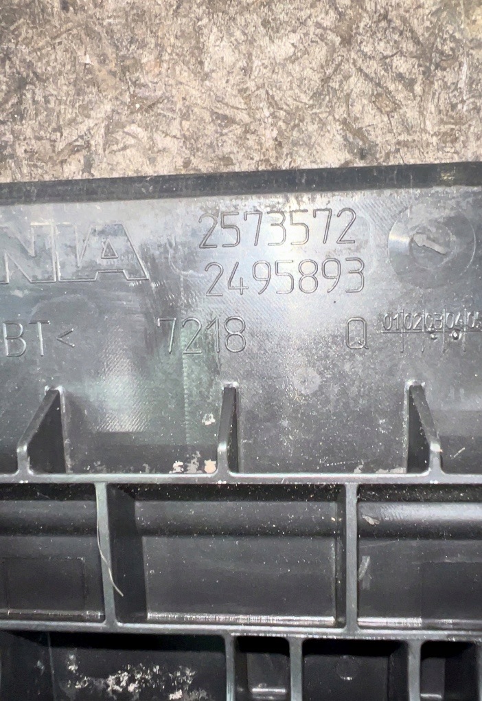 Scania batterilådlock OEM 2573572 - Begagnad image 4