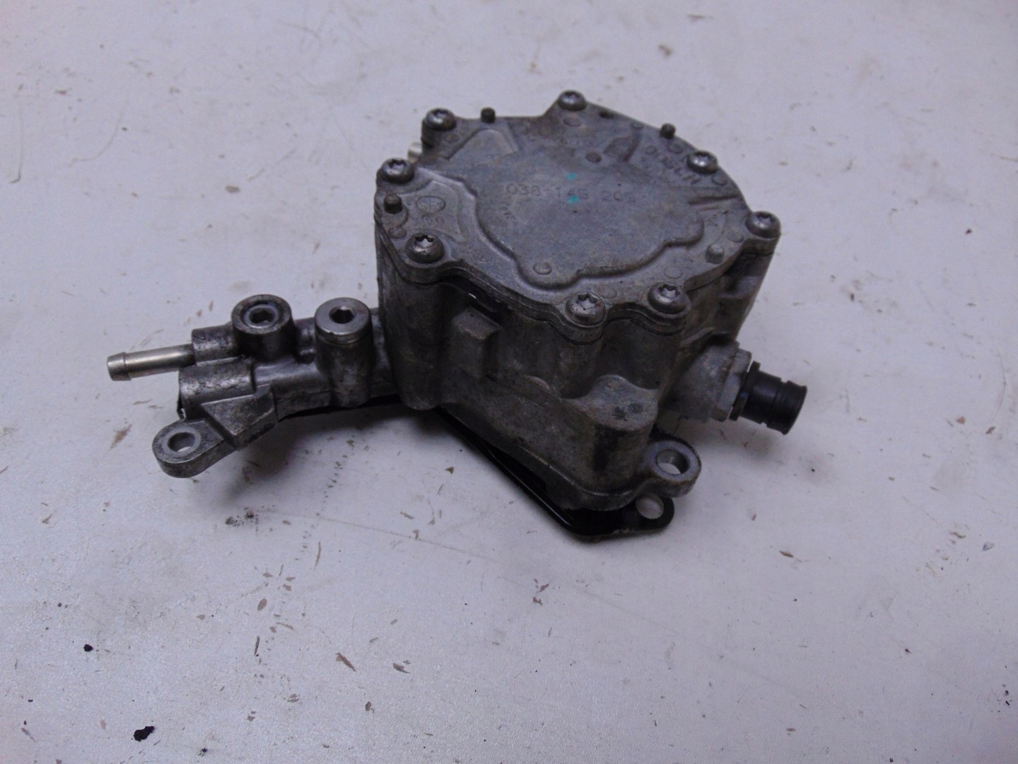 Bomba de vacío OEM 038145209Q para VW Golf 5 1.9 TDI image 4
