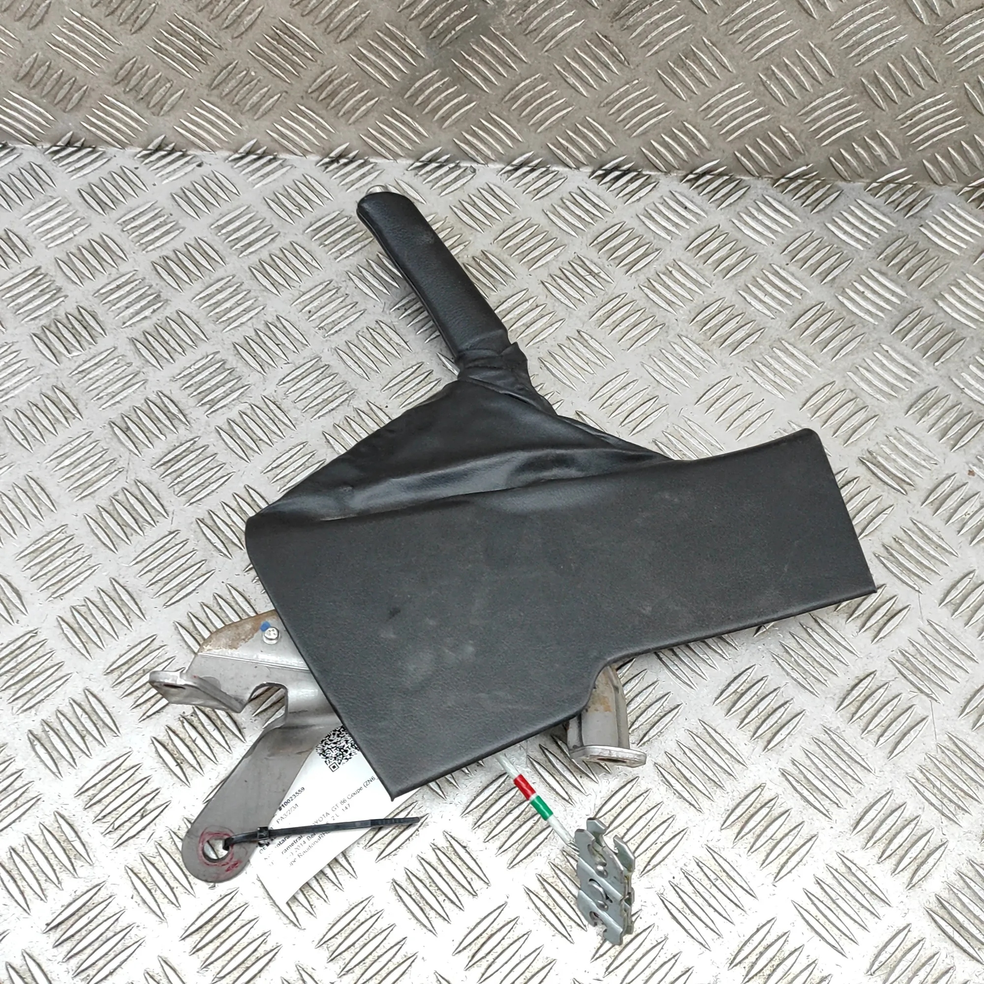 Toyota GT 86 Handbremshebel OEM S22005420 image 4