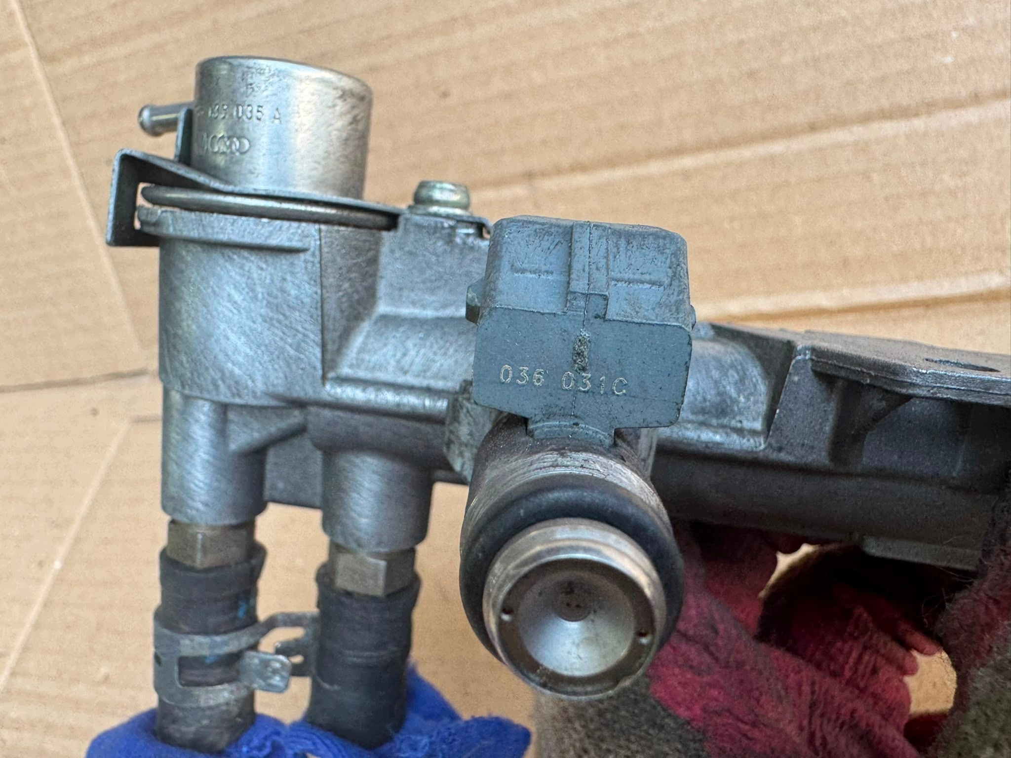 Rampe d'injection VW Golf IV 1.4 16V OEM 036133319 image 6