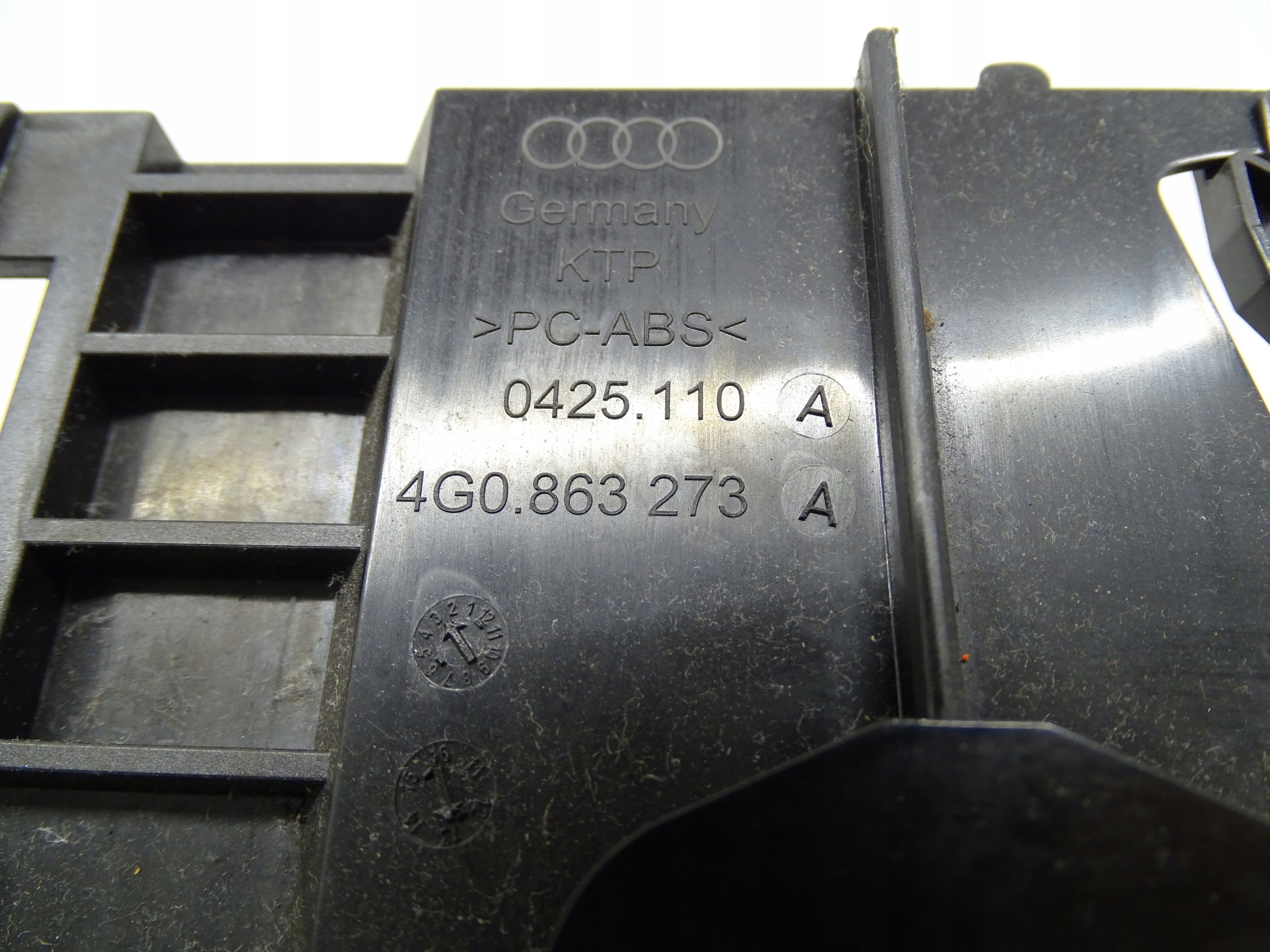 Cinzeiro Audi A6 S6 C7 OEM 4G0863273A - Usado image 4