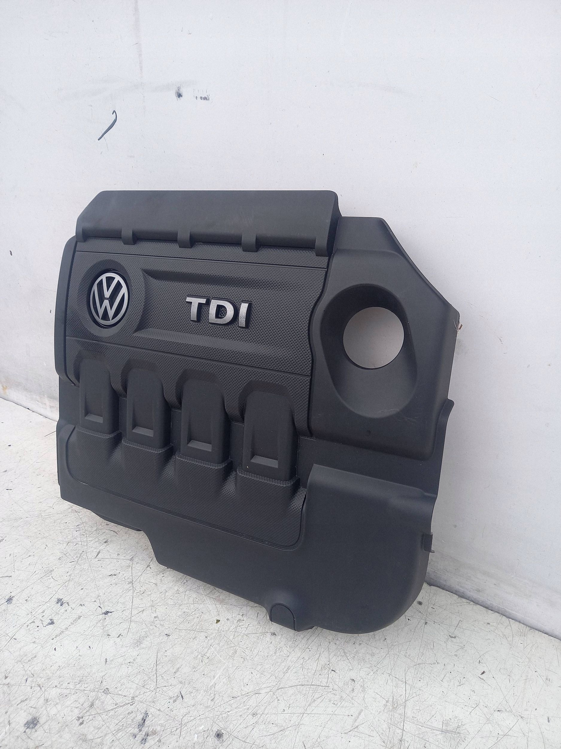 Moottorikansi OEM 04L103925Q VW Golf VII 1.6 TDI:lle