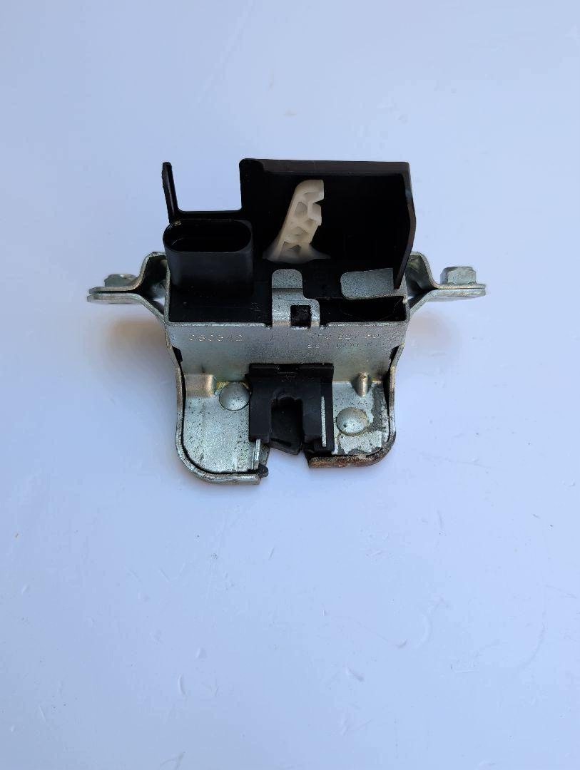 Cerrajón de maletero OEM 7P0827505G - Volkswagen image 2