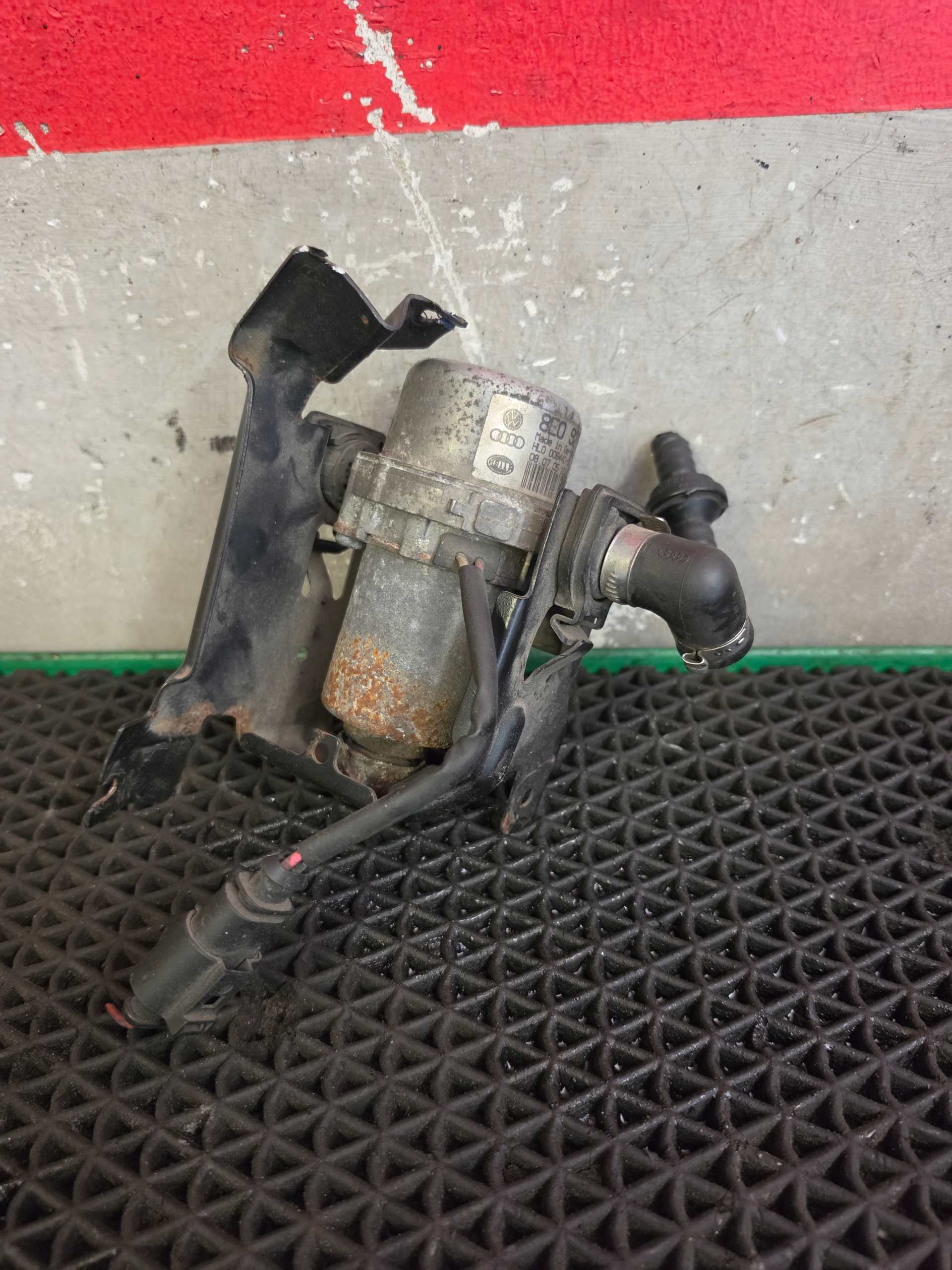 Bomba de vacío OEM 8E0927317A para Audi A6 Avant 2.4L image 2