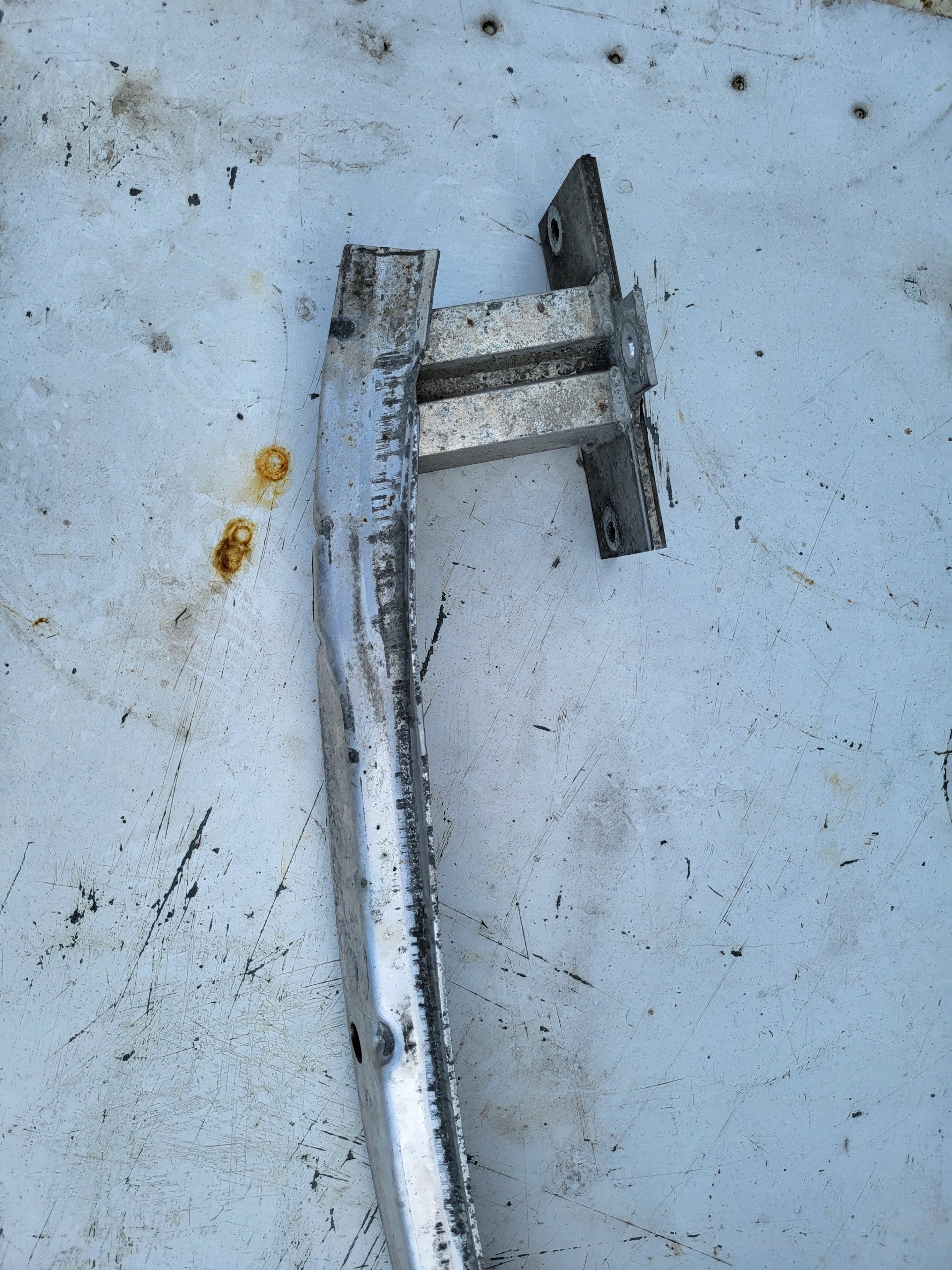 Opel Insignia A takapuskurin poikittaispalkki OEM 12772411