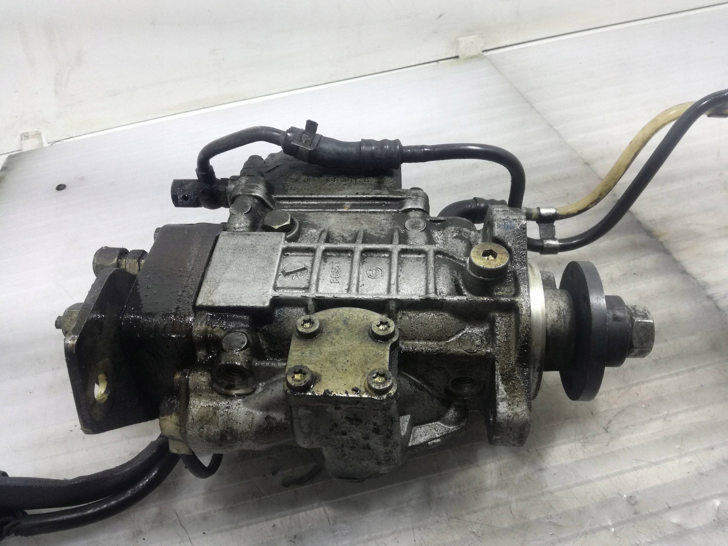 Bomba de inyección Volkswagen OE 038130107D usada image 3