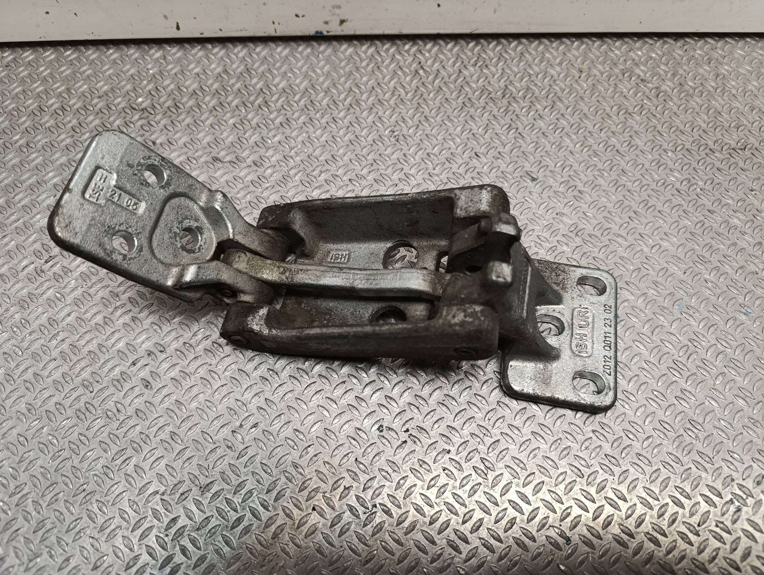 Mercedes Sprinter W906 achterdeurscharnieren OEM 9067400337 image 2