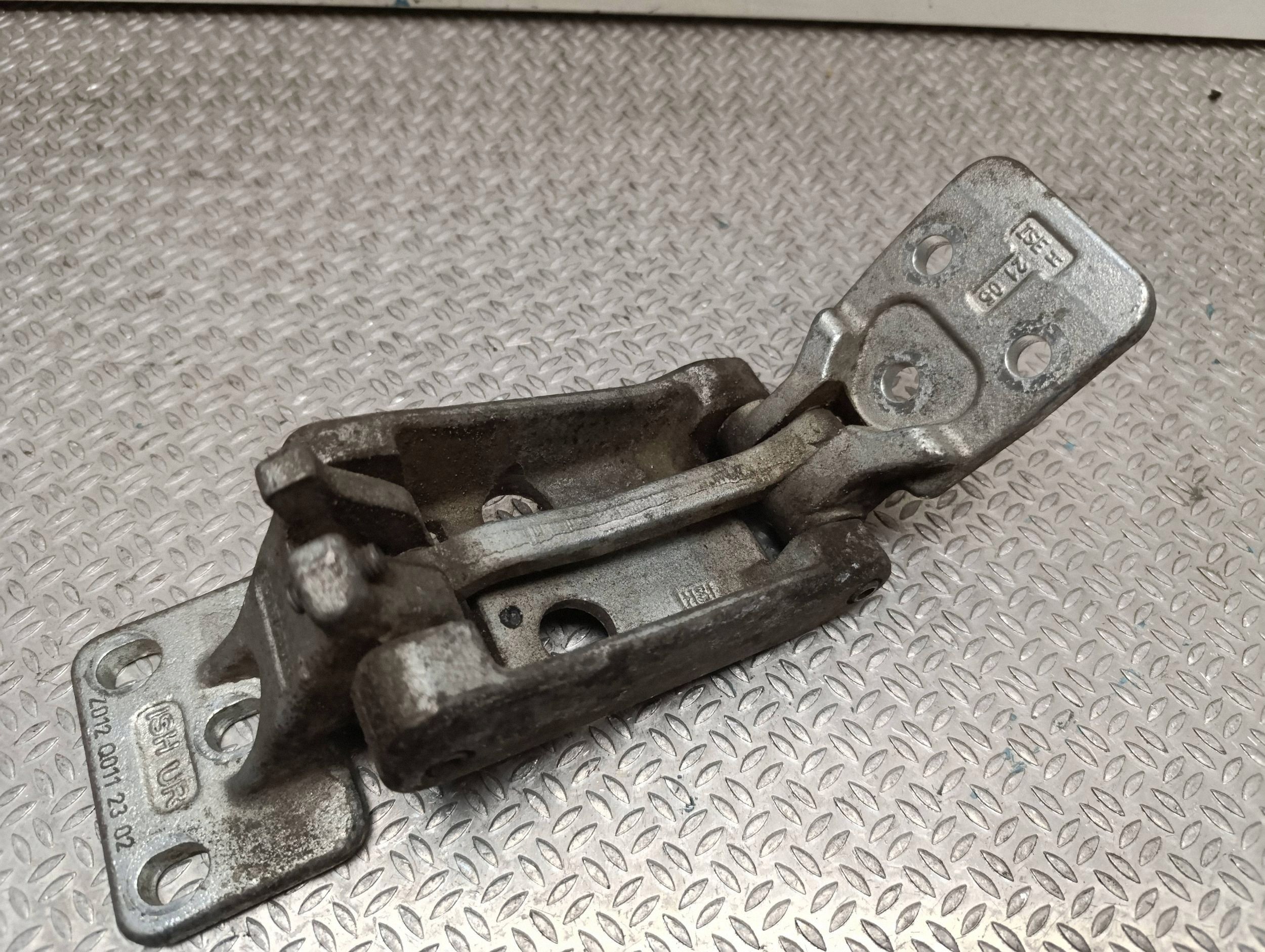 Mercedes Sprinter W906 takaövien saranat OEM 9067400337